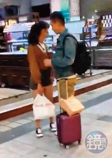 喻希豪（右）與蕭女（左）互動親密，毫不在意路人的目光。（讀者提供）