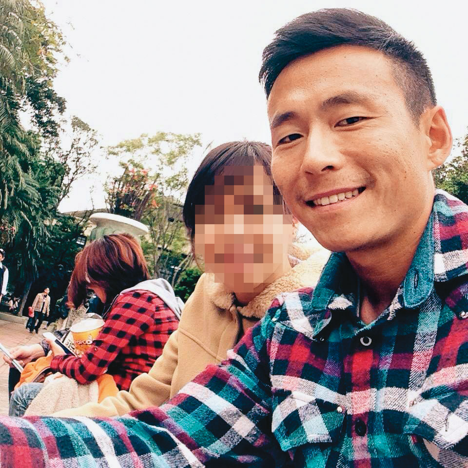 喻希豪（右）在臉書放上與妻子（左）的合照，營造好丈夫的形象。（翻攝喻希豪臉書）