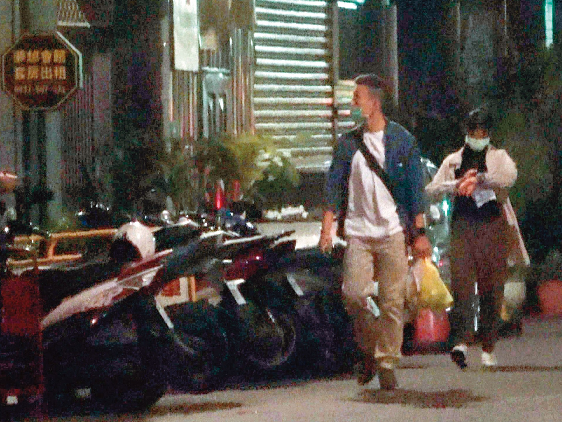 今年初，喻希豪（左）與蕭女（右）到台中出遊，晚餐後走回飯店。（讀者提供）