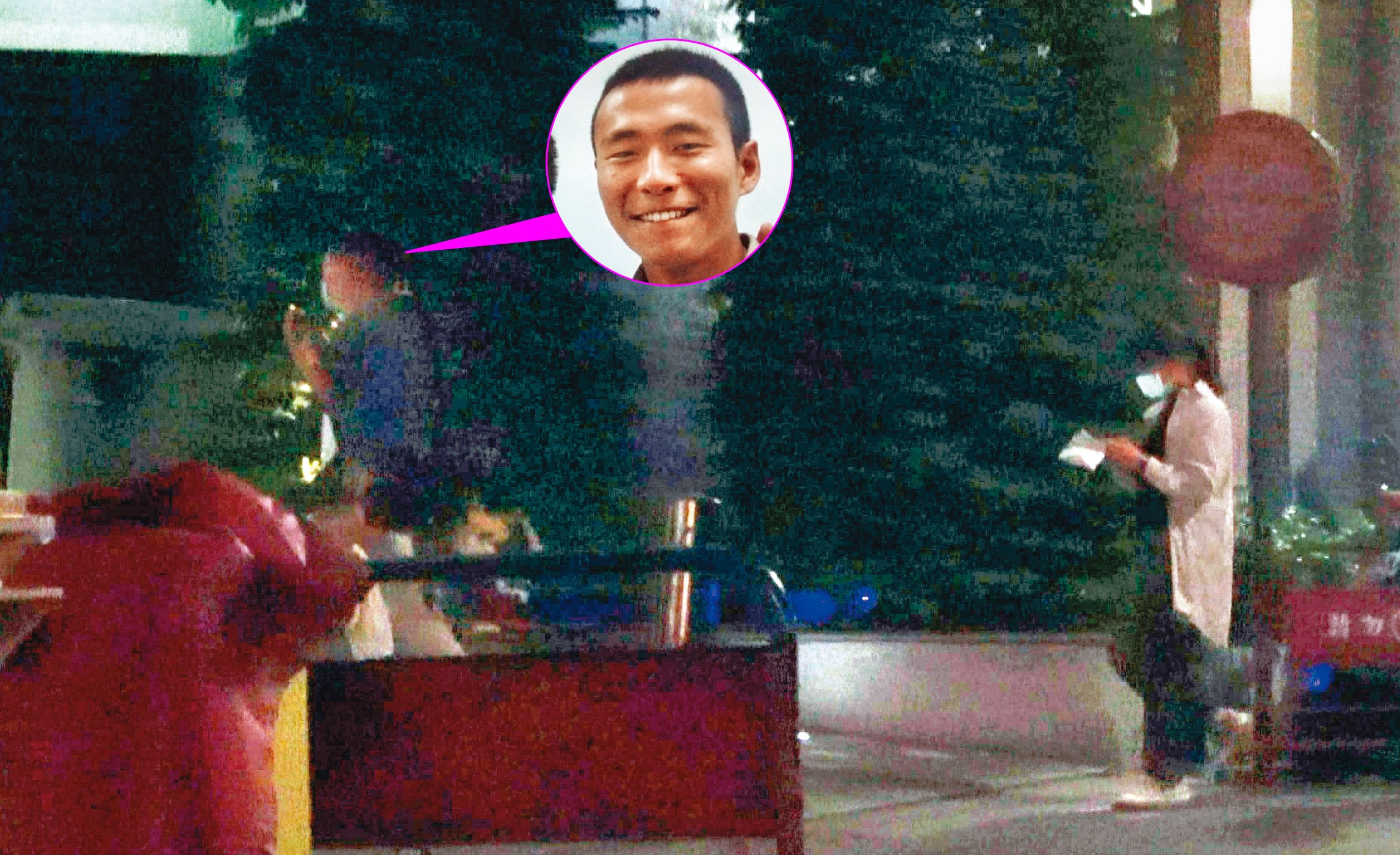 喻希豪（左）與蕭女（右）一前一後進入飯店，被同袍拍下照片。（讀者提供）