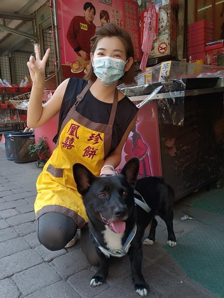 米可白趁著工作空檔翻回鹿港老家幫忙賣餅。（翻攝米可白臉書）