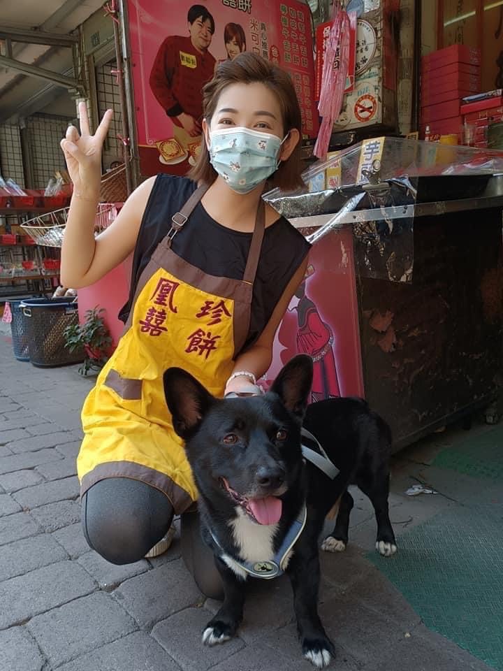 米可白趁著工作空檔翻回鹿港老家幫忙賣餅。（翻攝米可白臉書）