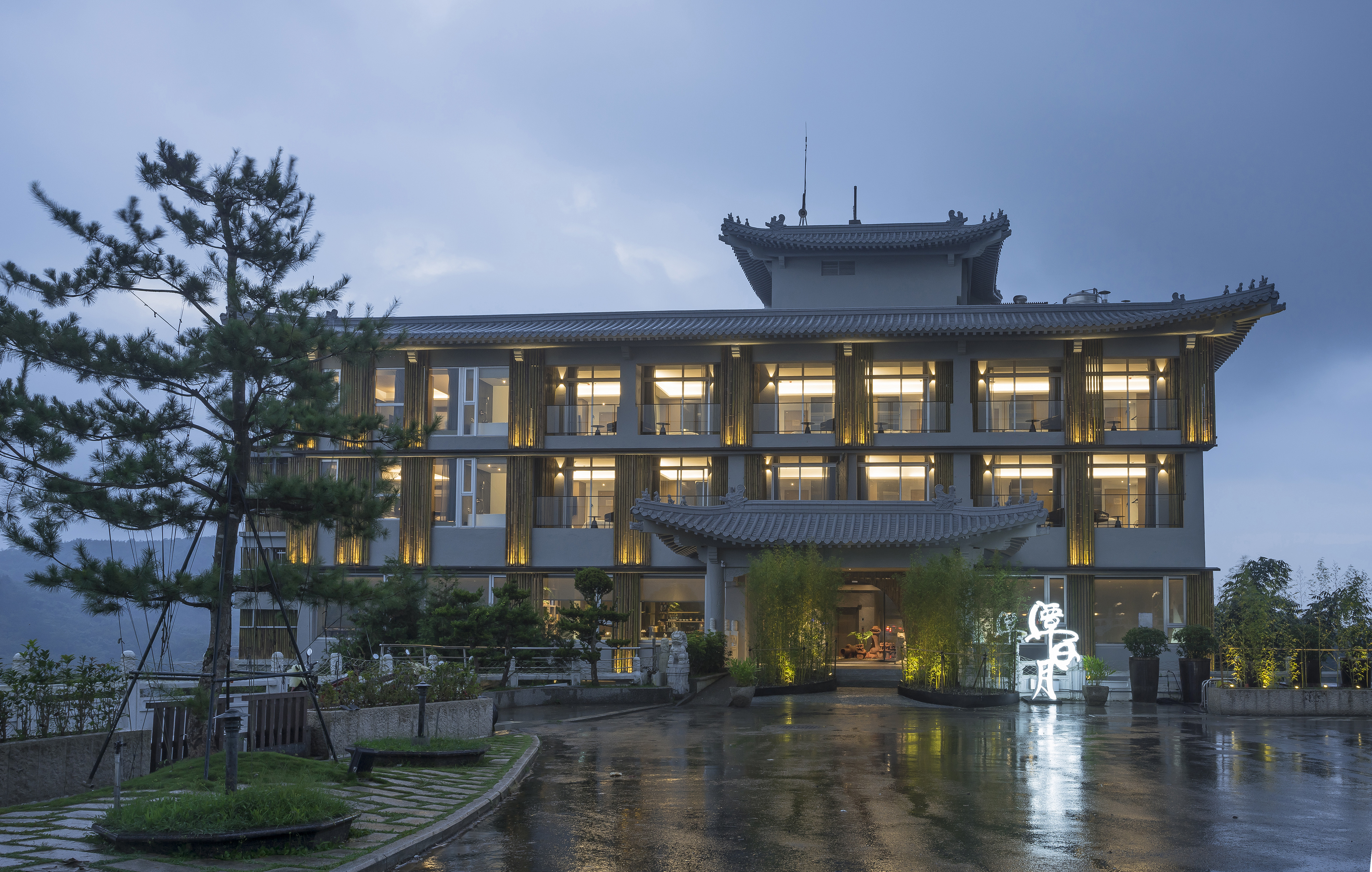 設計旅店前身為日月潭文武廟的附屬旅店景聖樓。（承億文旅提供）