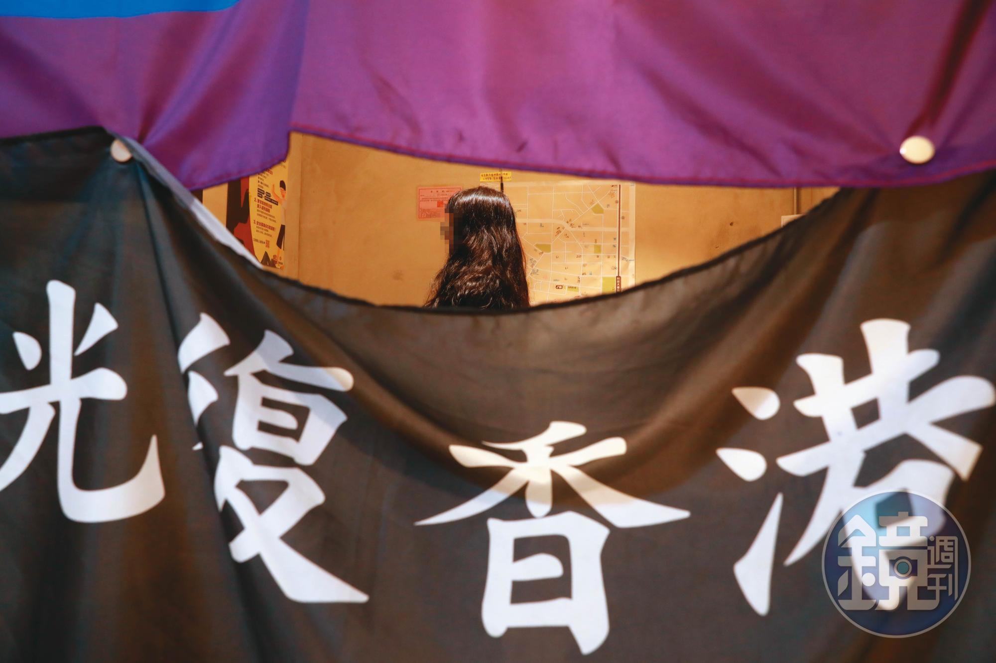 香港抗爭者帶著普遍的創傷來到台灣，再疊加了新的流亡創傷，對嘗試接住他們的心理師而言，也是難題。