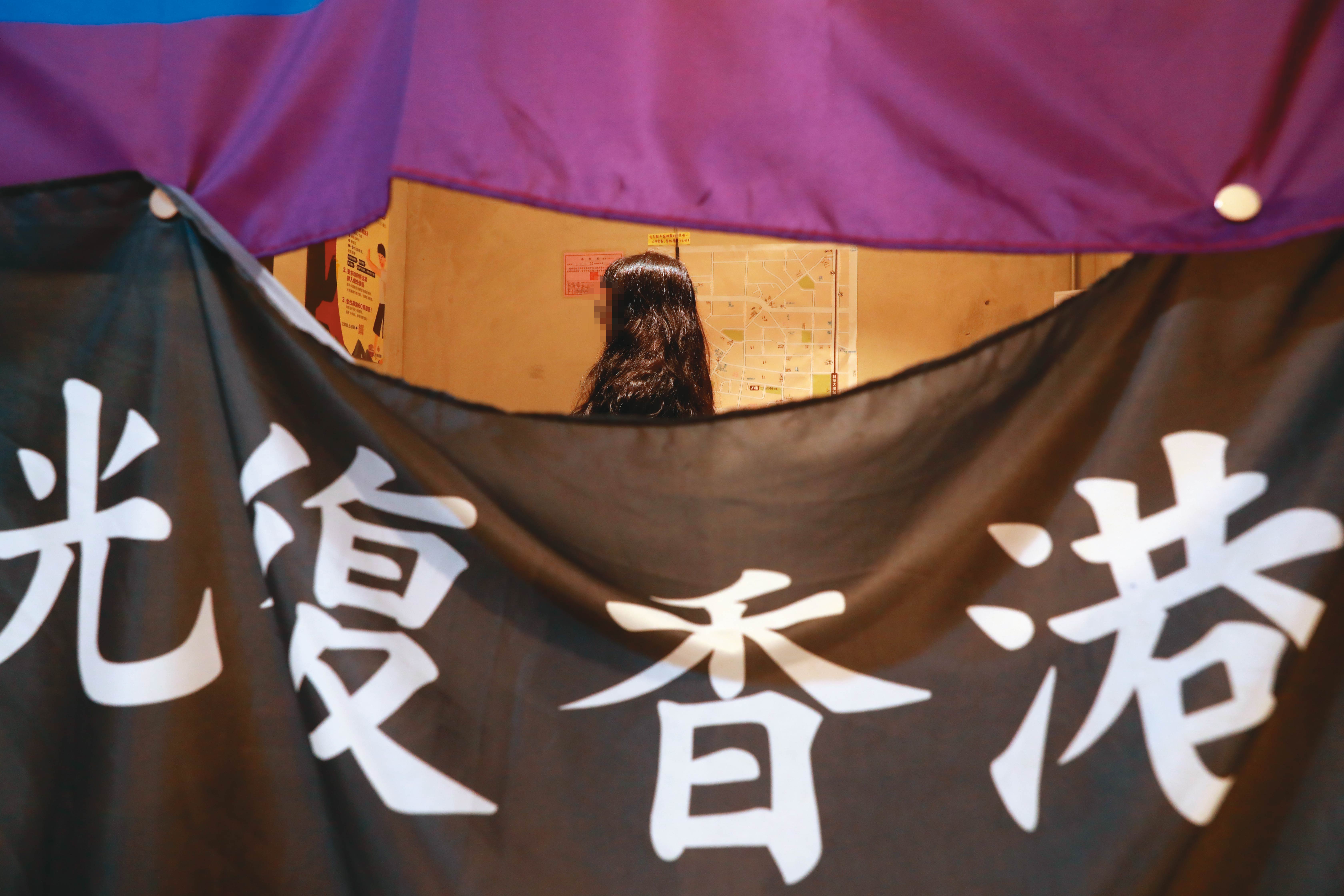 香港抗爭者帶著普遍的創傷來到台灣，再疊加了新的流亡創傷，對嘗試接住他們的心理師而言，也是難題。