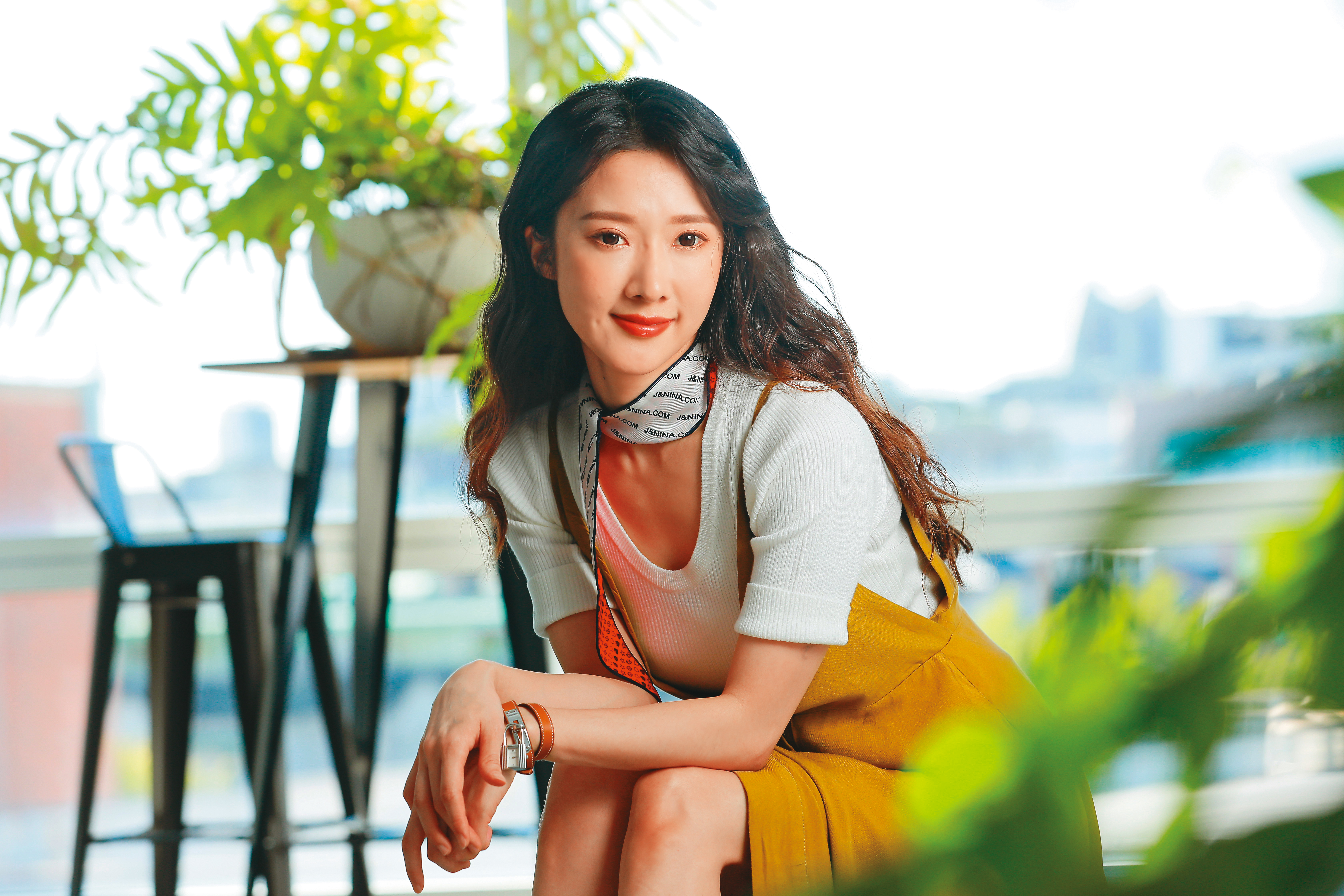 恩恩的直播走高雅氣質路線，深受許多男性上班族喜愛。