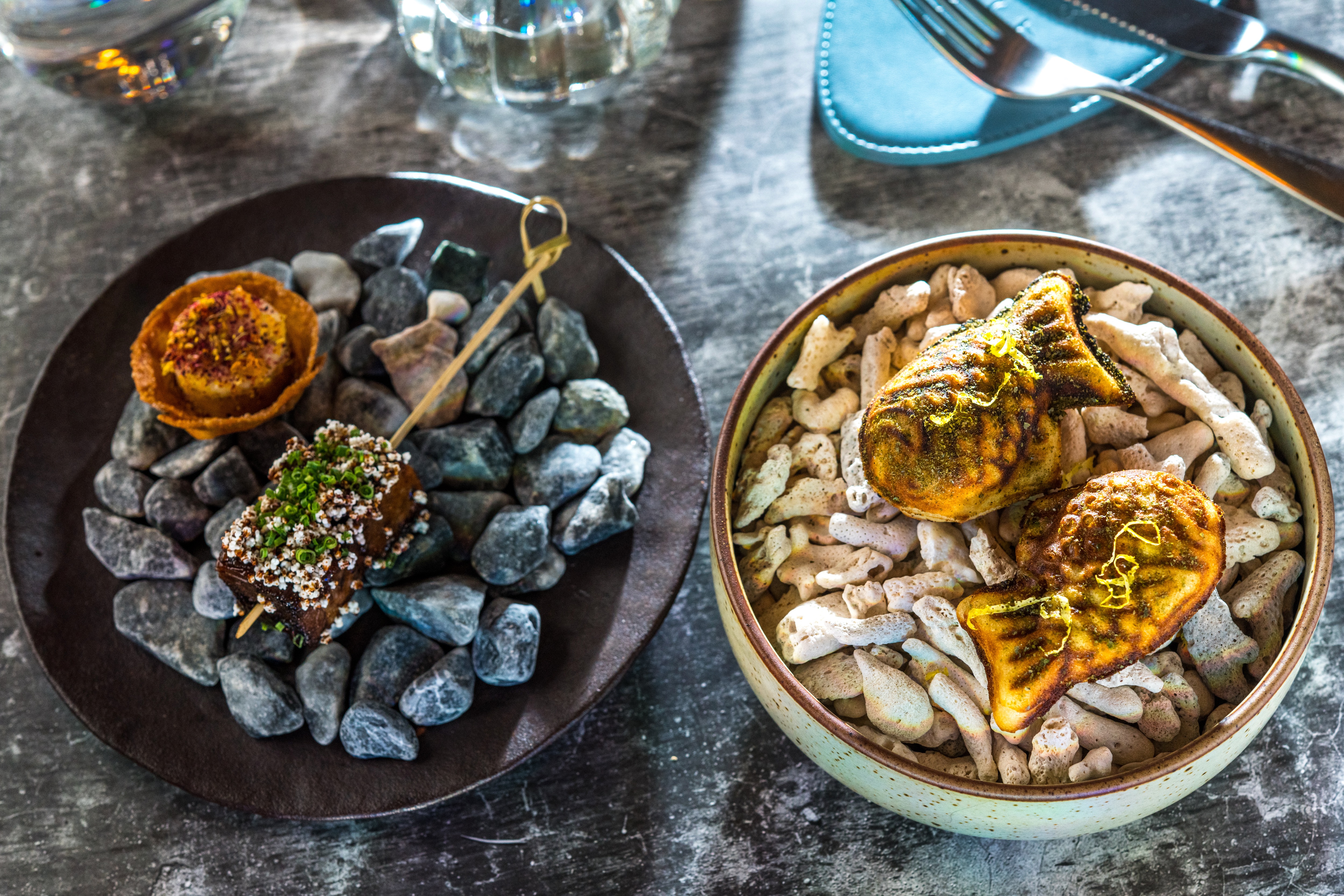 開場「Intro」有結合原住民食材油芒的厚切牛舌（左）、外脆內嫩的鴨肝，內餡如玉米濃湯的可愛鯛魚燒（右），口感從濃重轉折到香甜。（1,800元／人套餐菜色）