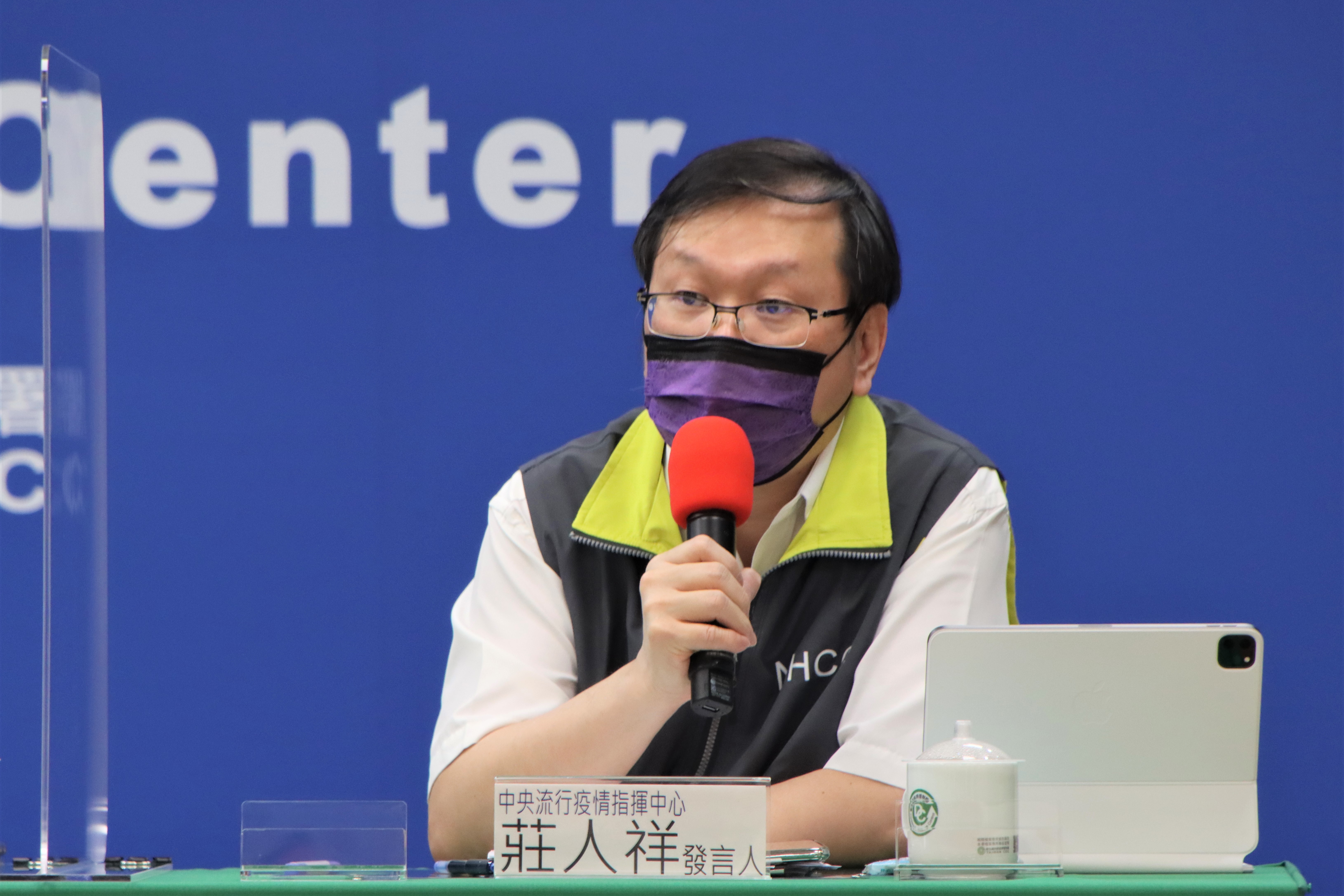 指揮中心發言人莊人祥說明接種疫苗狀況。（指揮中心提供）