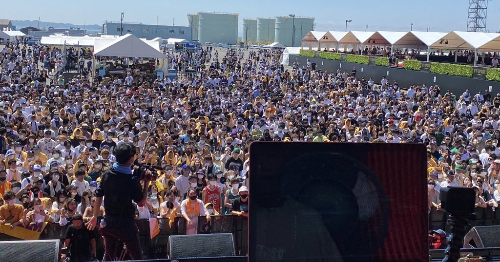 昨天在愛知縣舉行的「波物語」夏日音樂季違反防疫規範，活動現場不僅沒有保持社交距離，還有不少民眾拿下口罩狂歡。（翻攝自Twitter）