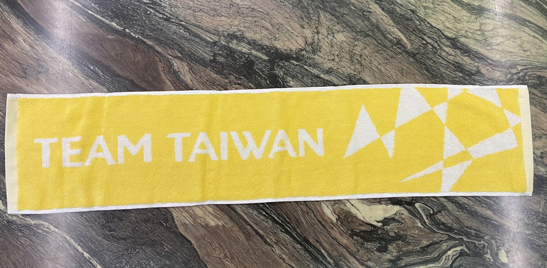  TEAM TAIWAN加油巾，避奧運五環改幾合拼貼，設計藏巧思。