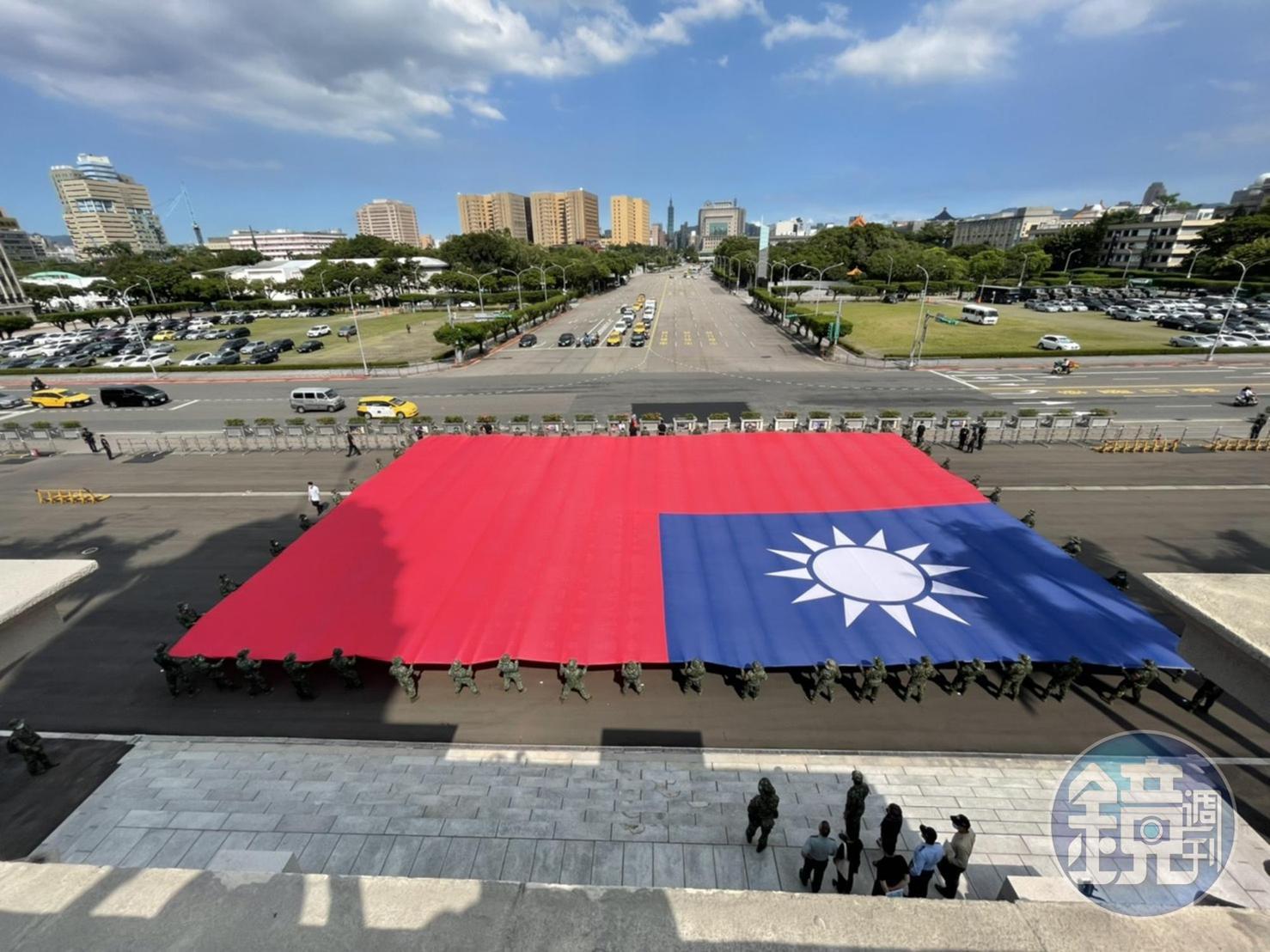 9/1台灣英雄派對,80位國軍弟兄在總統府前撐開巨幅國旗。