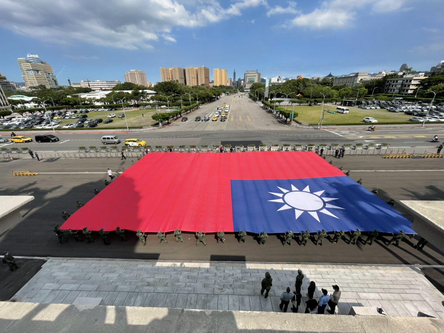 9/1台灣英雄派對，80位國軍弟兄在總統府前撐開巨幅國旗。
