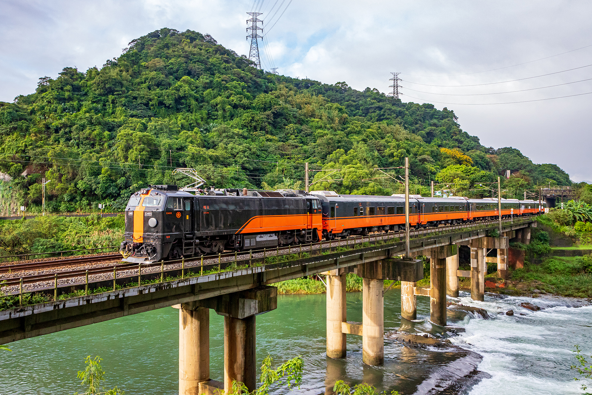 美學觀光列車「鳴日號」將於9月18日中秋期間重新啟航,並推出多種乘客專屬體驗,與中秋及雙十期間限定的鳴日禮。(雄獅旅遊提供)