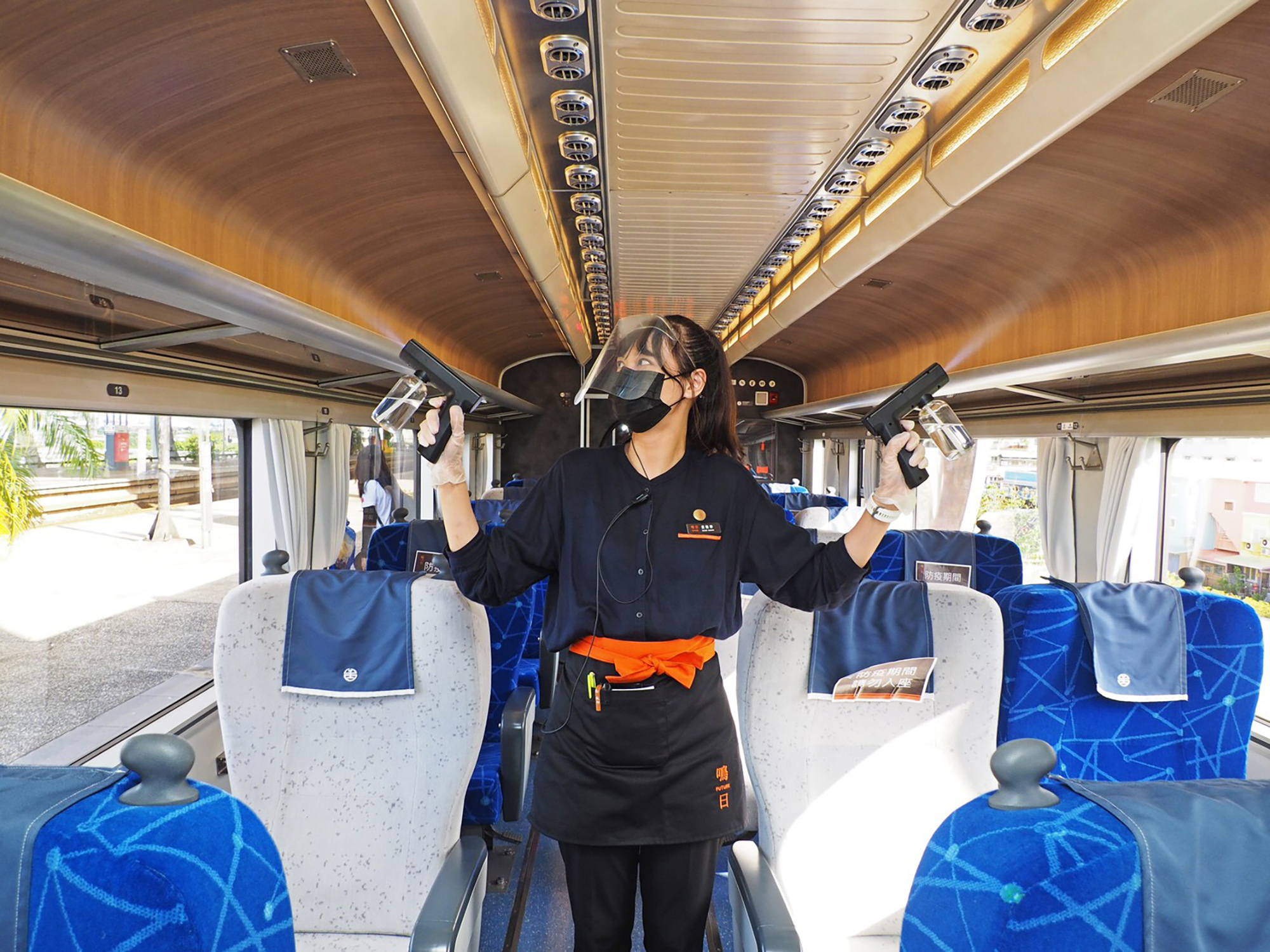 車廂清消採購時尚黑色酒精噴槍,融合鳴日號香氛於車廂內噴灑消毒,兼顧防疫與美學列車元素,高規格防疫措施處處可見。(雄獅旅遊提供)