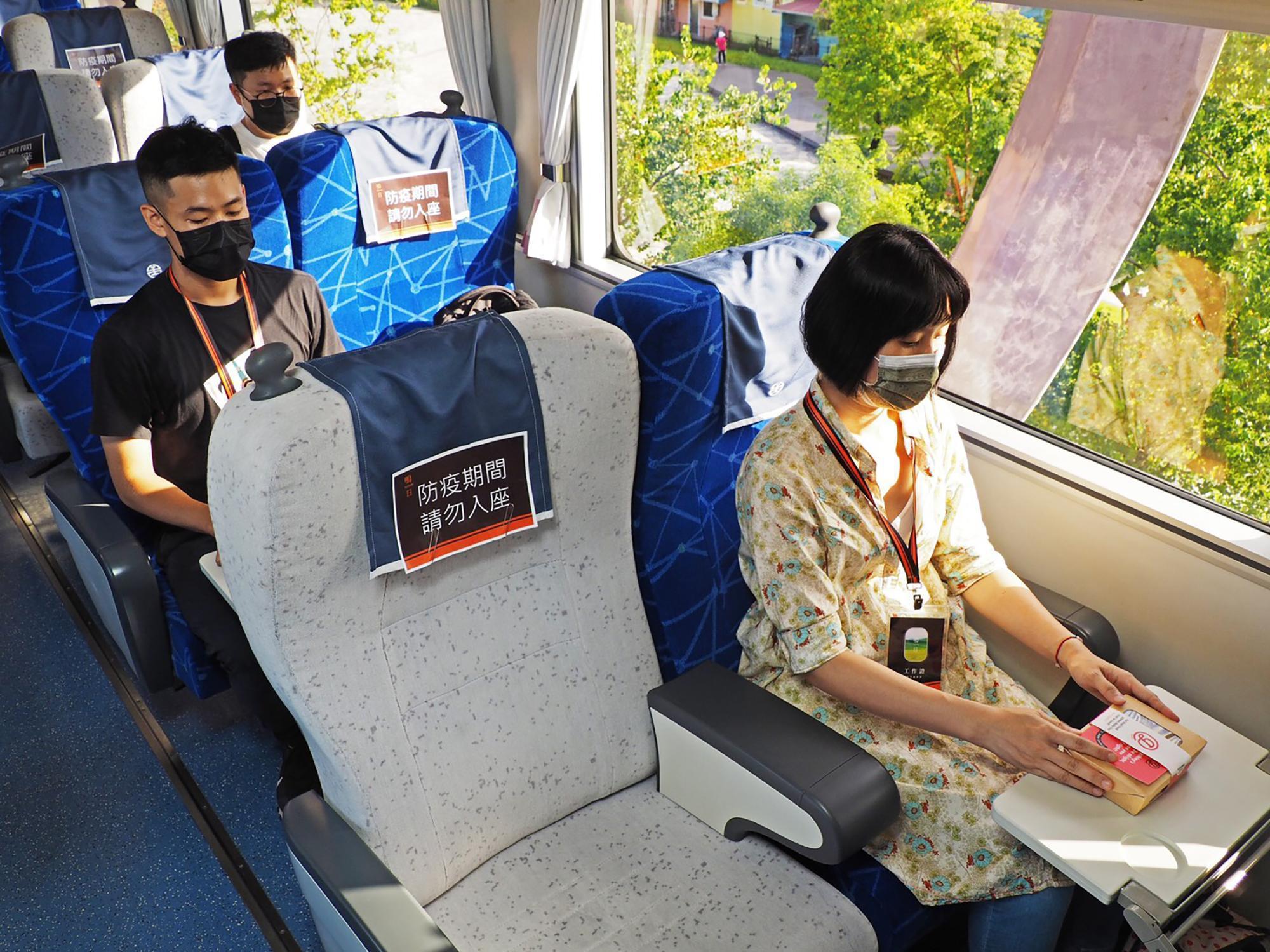 疫情警戒降級後,鳴日號全車採間格坐方式,試營運前兩梯自動降載至5成收客率,之後強化防疫後逐步恢復到7成,並隨指揮中心規範滾動式調整。(雄獅旅遊提供)