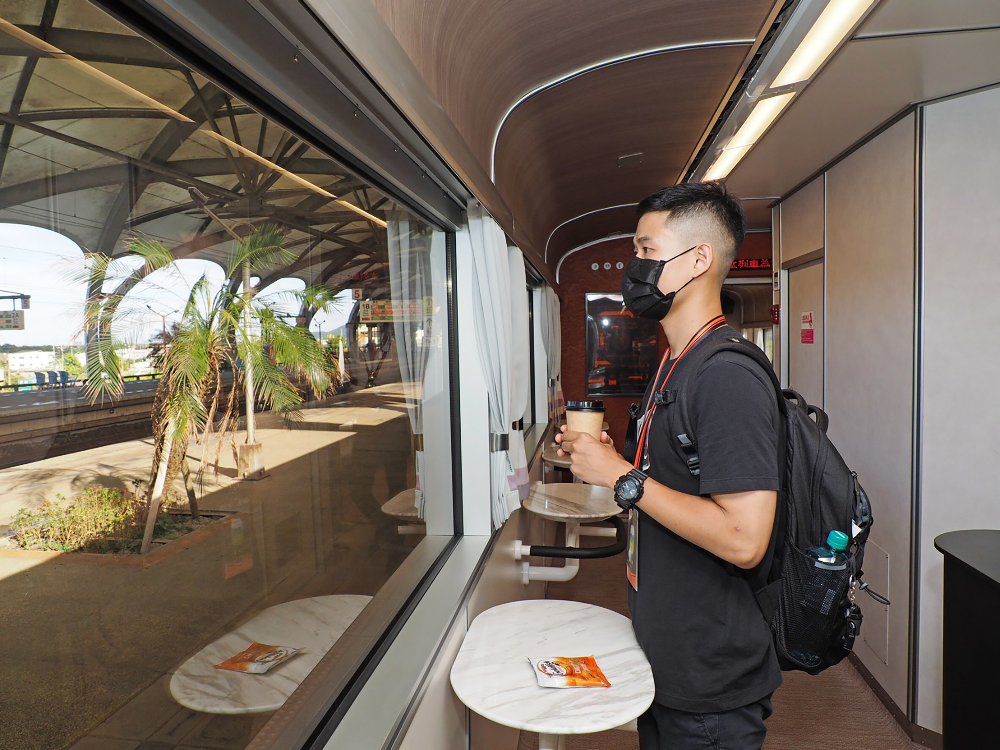 防疫規定包括吧台車廂站立桌一桌限一人,並備有水果、密封包裝點心、罐裝飲料、密封蓋咖啡等等。(雄獅旅遊提供)