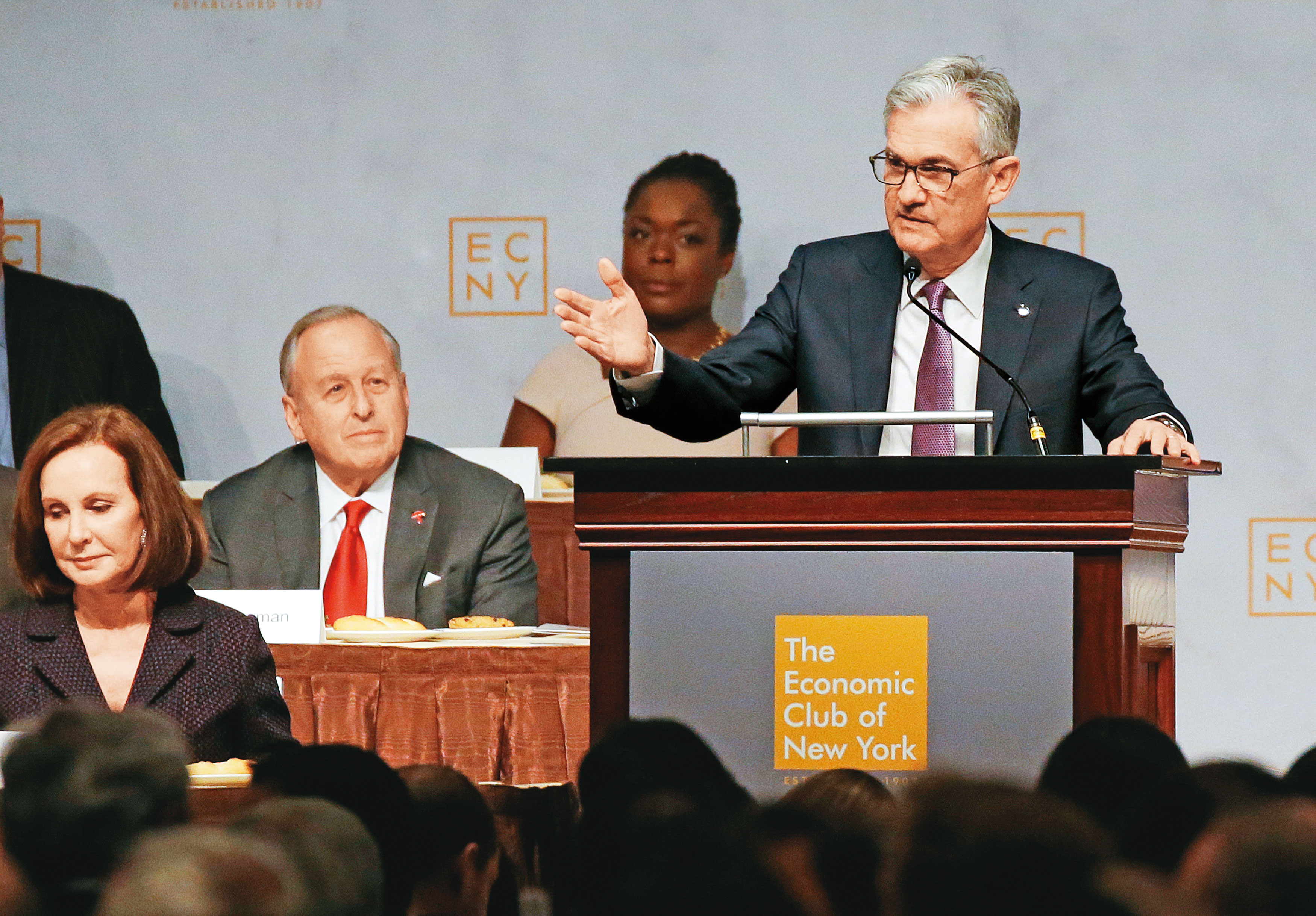 聯準會主席鮑威爾（右）在央行年會中揭示：今年開始縮減購債規模是合適的。（東方IC）