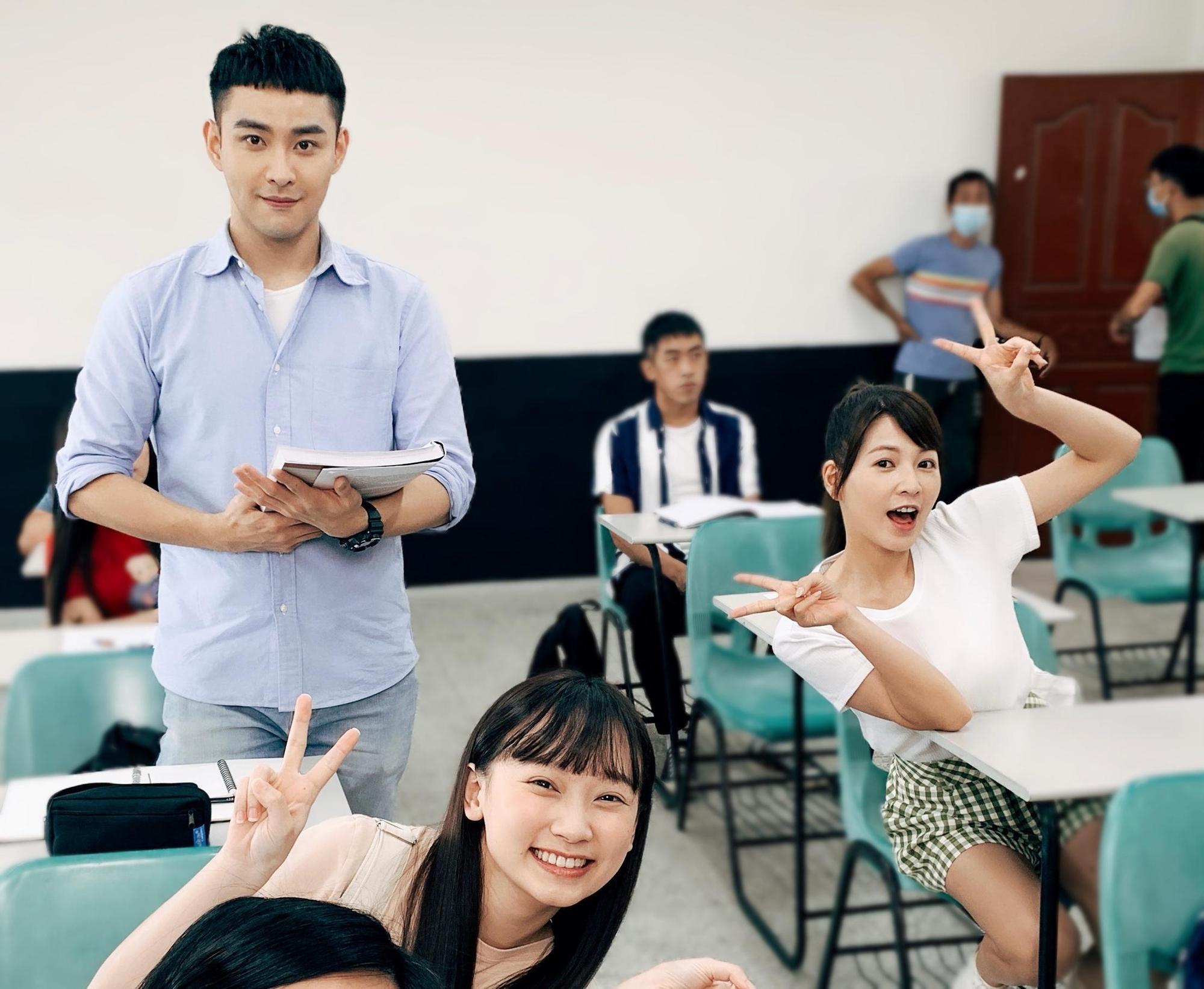 潘柏希、謝京穎跟吳鈺萱在黃金歲月演出是依學院的同學。（民視提供 ）