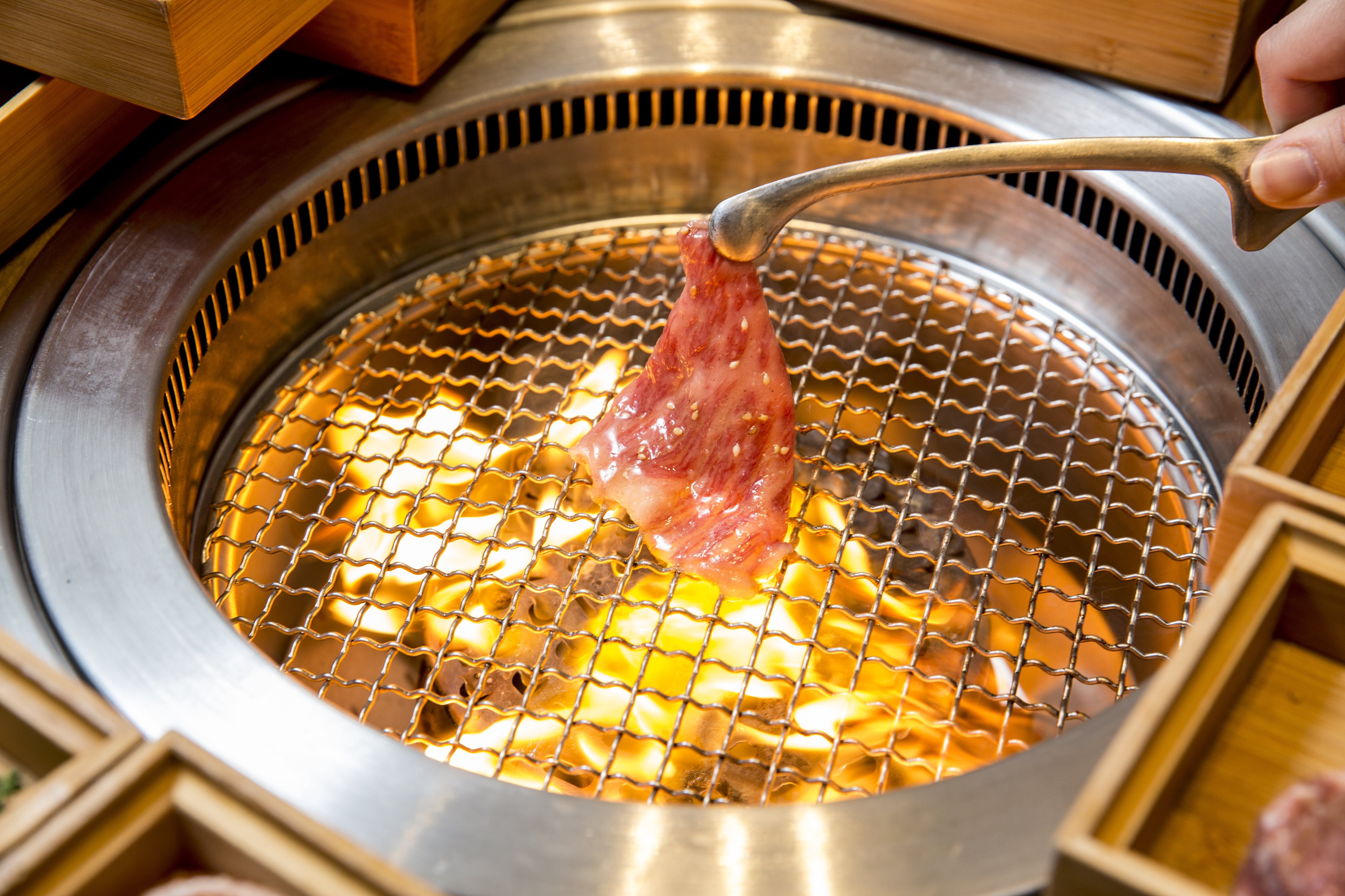 PTT網友透露，在政府公布本土+0後，勇敢帶著家人到餐廳內用吃燒烤，沒想到隔天就出現13例本土個案，讓他覺得很對不起家人。（示意圖，本刊資料照）