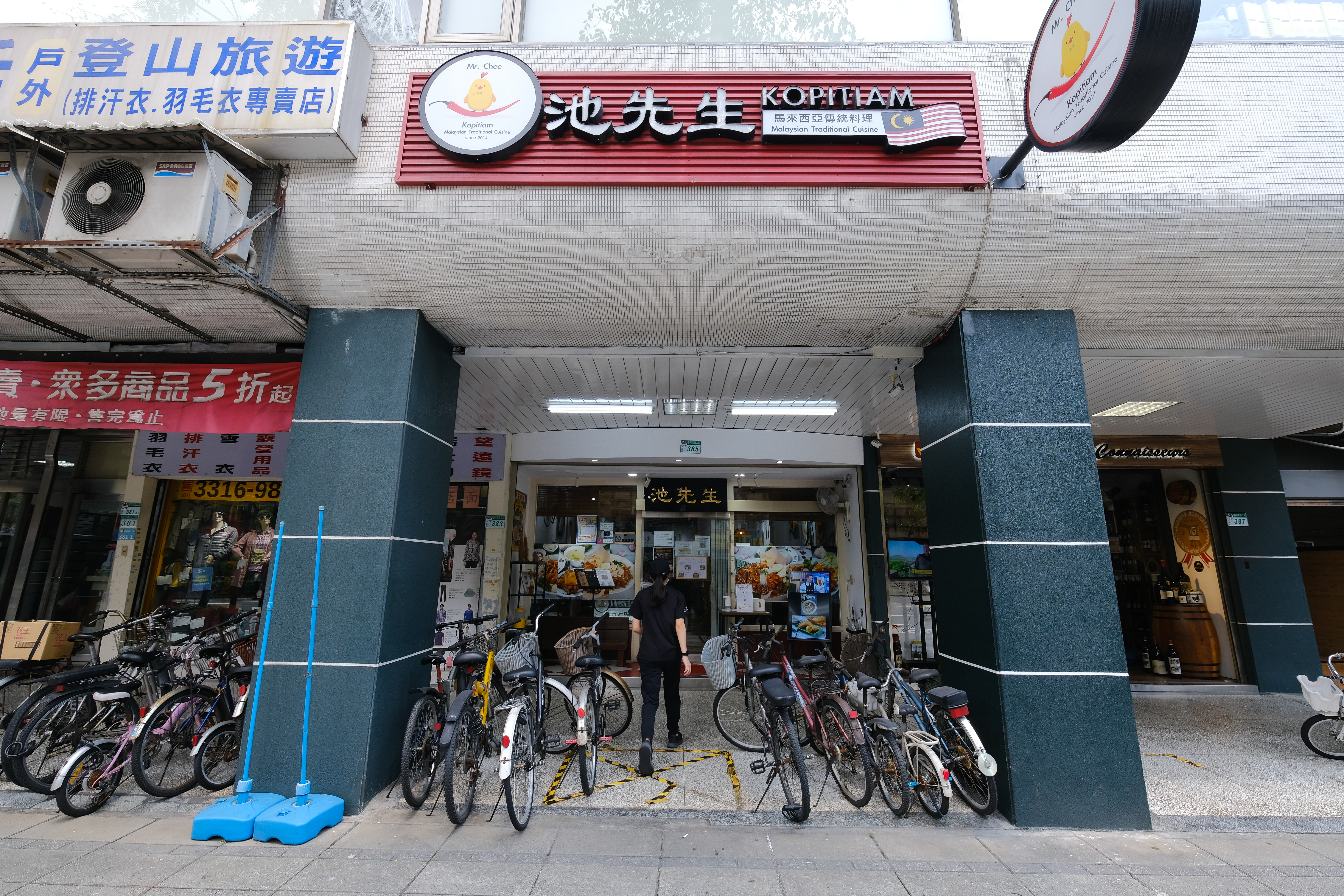 「池先生Kopitiam」開在大學學區附近，餐點頗受學生歡迎。
