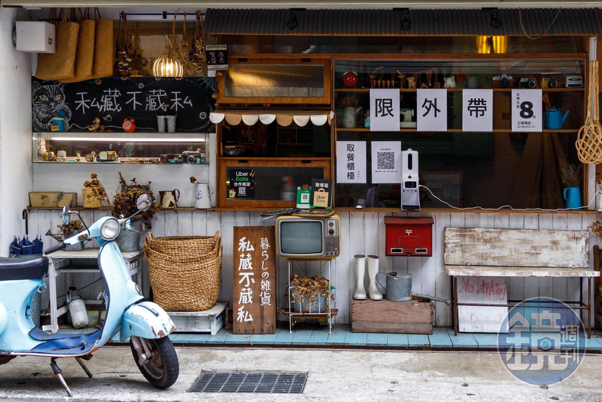 老闆將店門口的窗戶外推,做成像是餐車的取餐口。