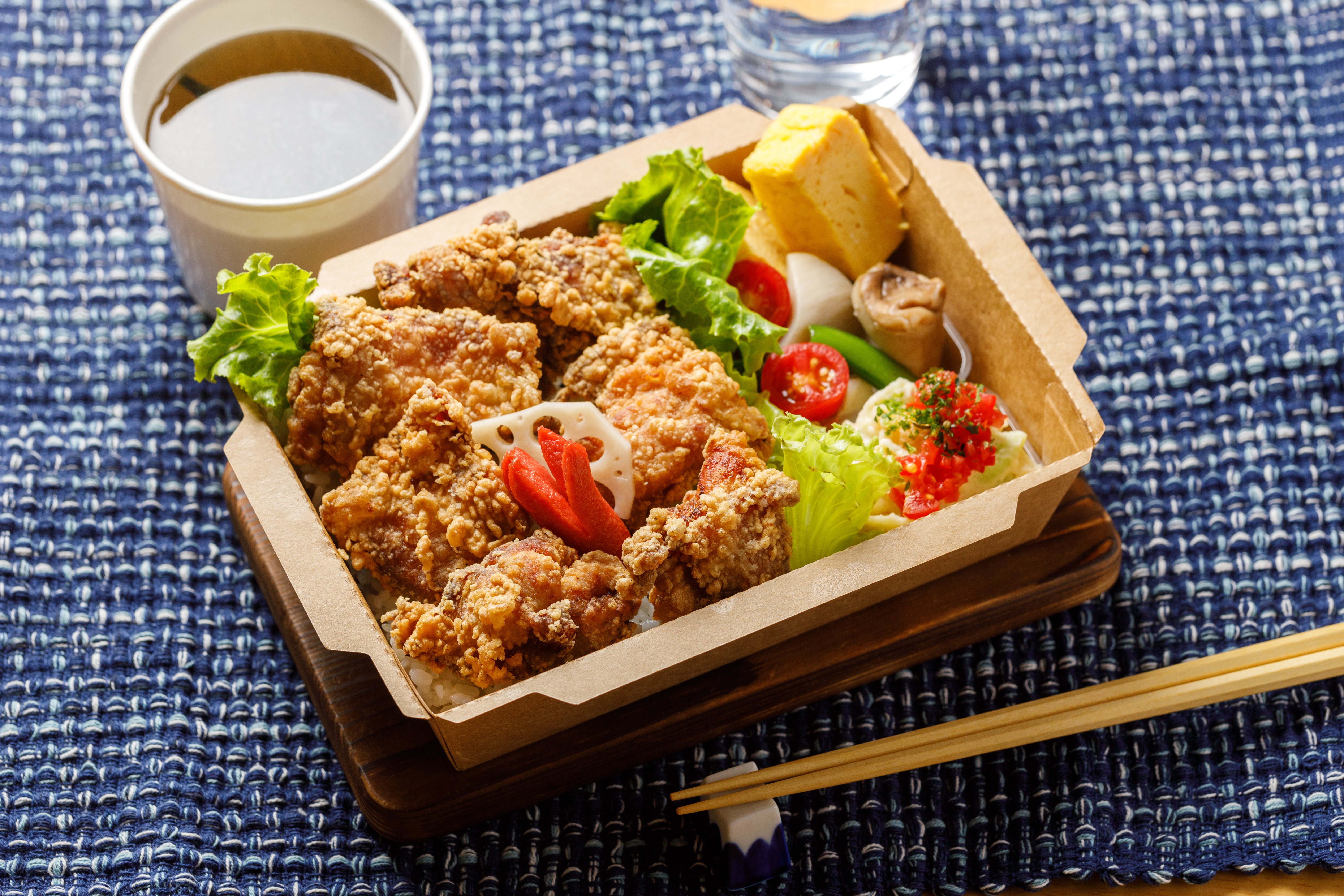 「龍田揚炸雞」的雞肉有先醃漬過，吃起來酥香入味、還有鮮甜雞汁，配菜玉子燒、 胡麻蔬菜及馬鈴薯沙拉都很清爽可口。（170元／份） 