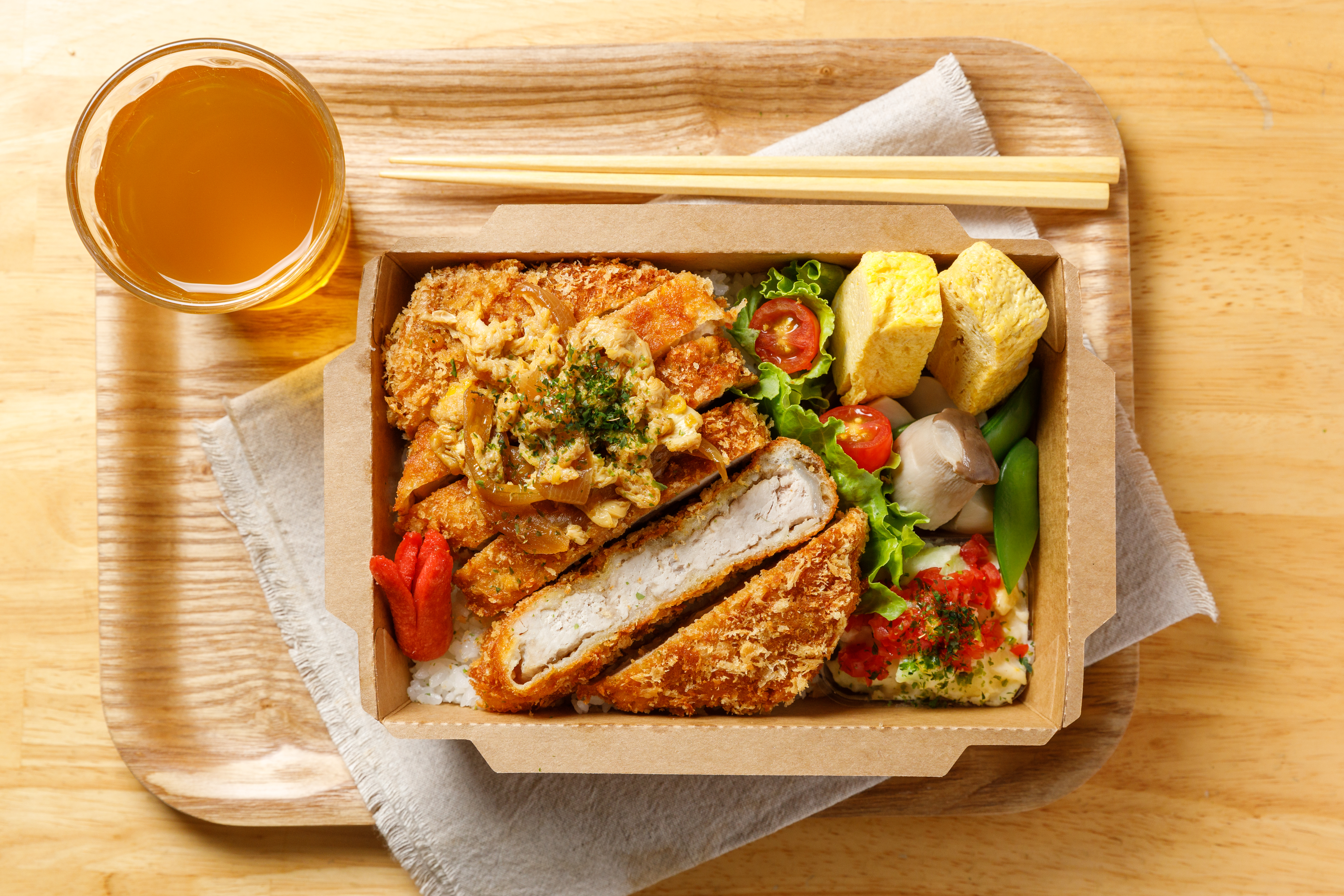「豬排愛玉子」口感厚實甜嫩，配著親子丼醬汁吃，不會膩口。（190元／份）