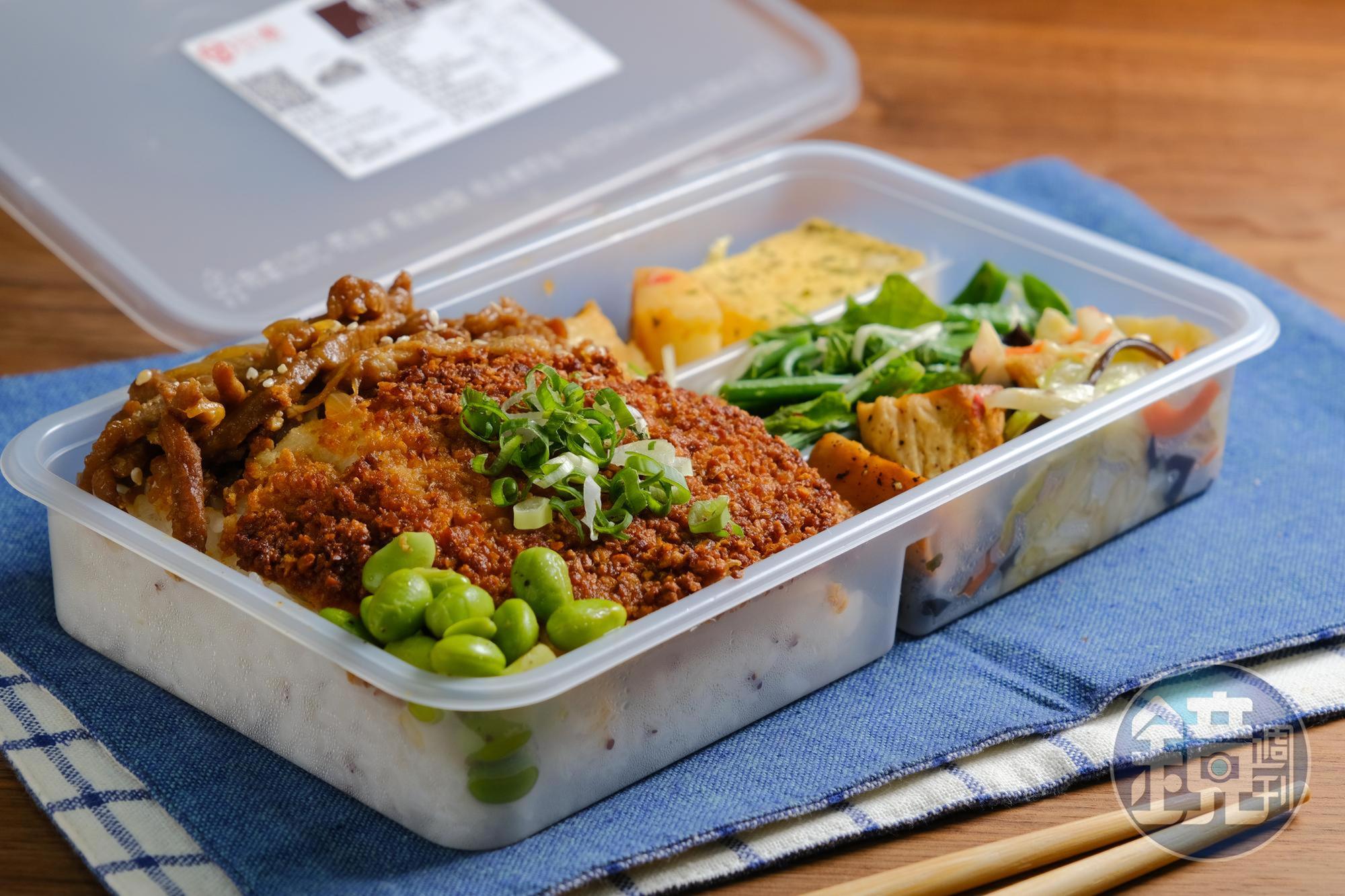 「雙拼B餐」能一次吃到2種主菜,覆蓋豆酥的鯛魚片,香嫩不油;與洋蔥爆炒的豬肉絲,甜香有味。(150元/份)