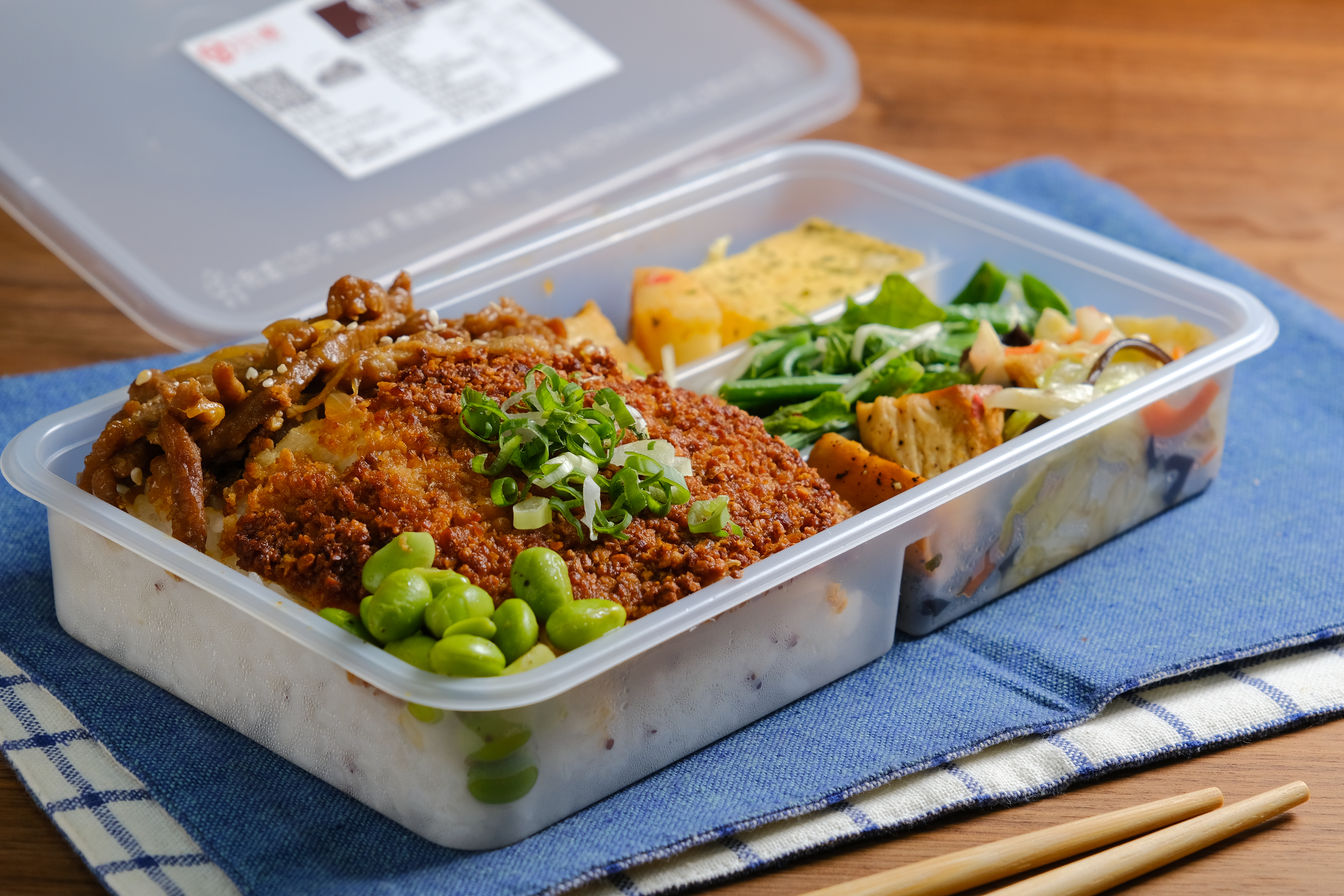「雙拼B餐」能一次吃到2種主菜，覆蓋豆酥的鯛魚片，香嫩不油；與洋蔥爆炒的豬肉絲，甜香有味。（150元／份） 