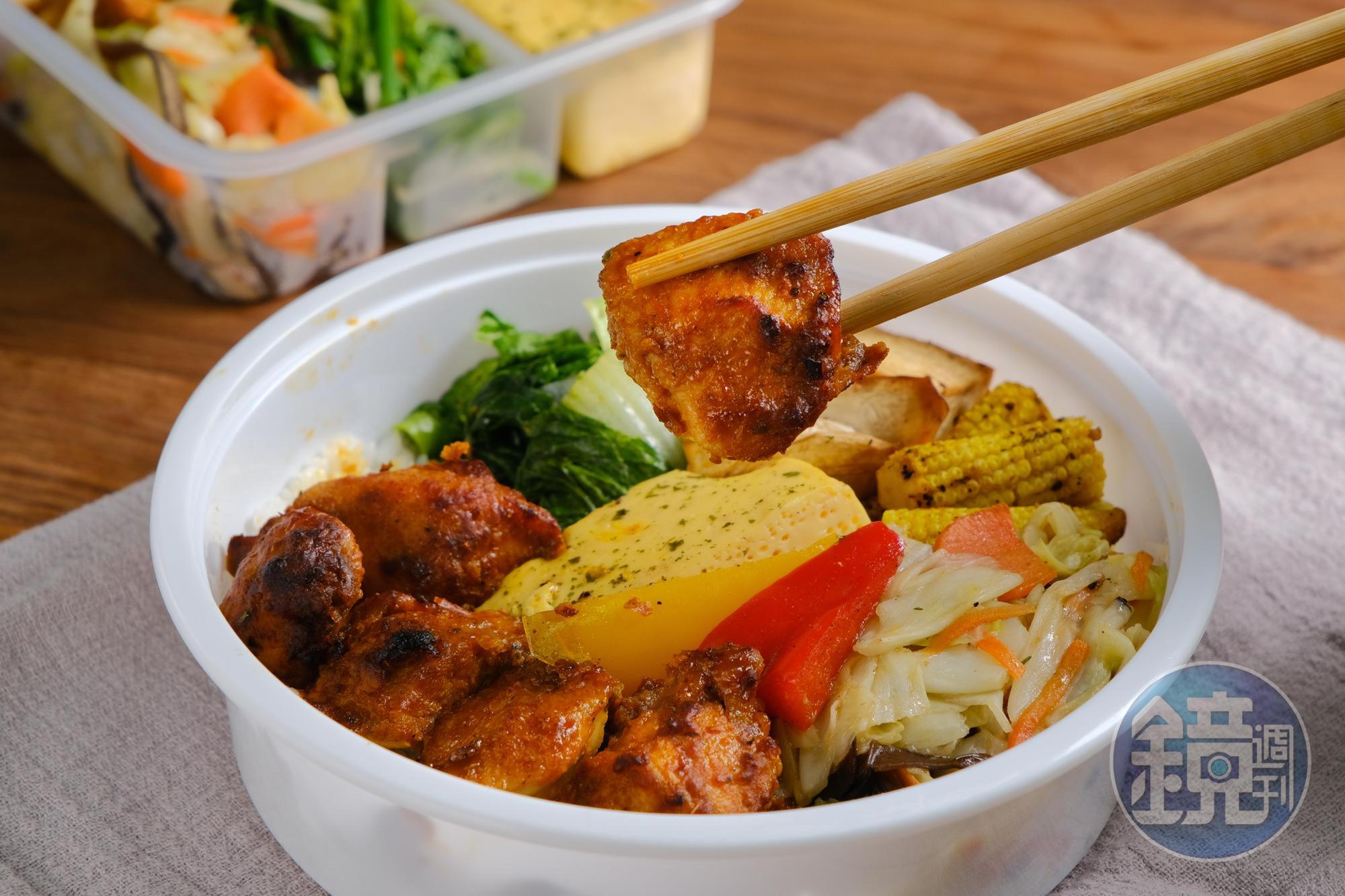 「坦都里香料雞餐」雞胸肉塊有濃郁印度香料味,因為先用優酪乳醃漬過,肉質特別軟嫩。(85元/份)