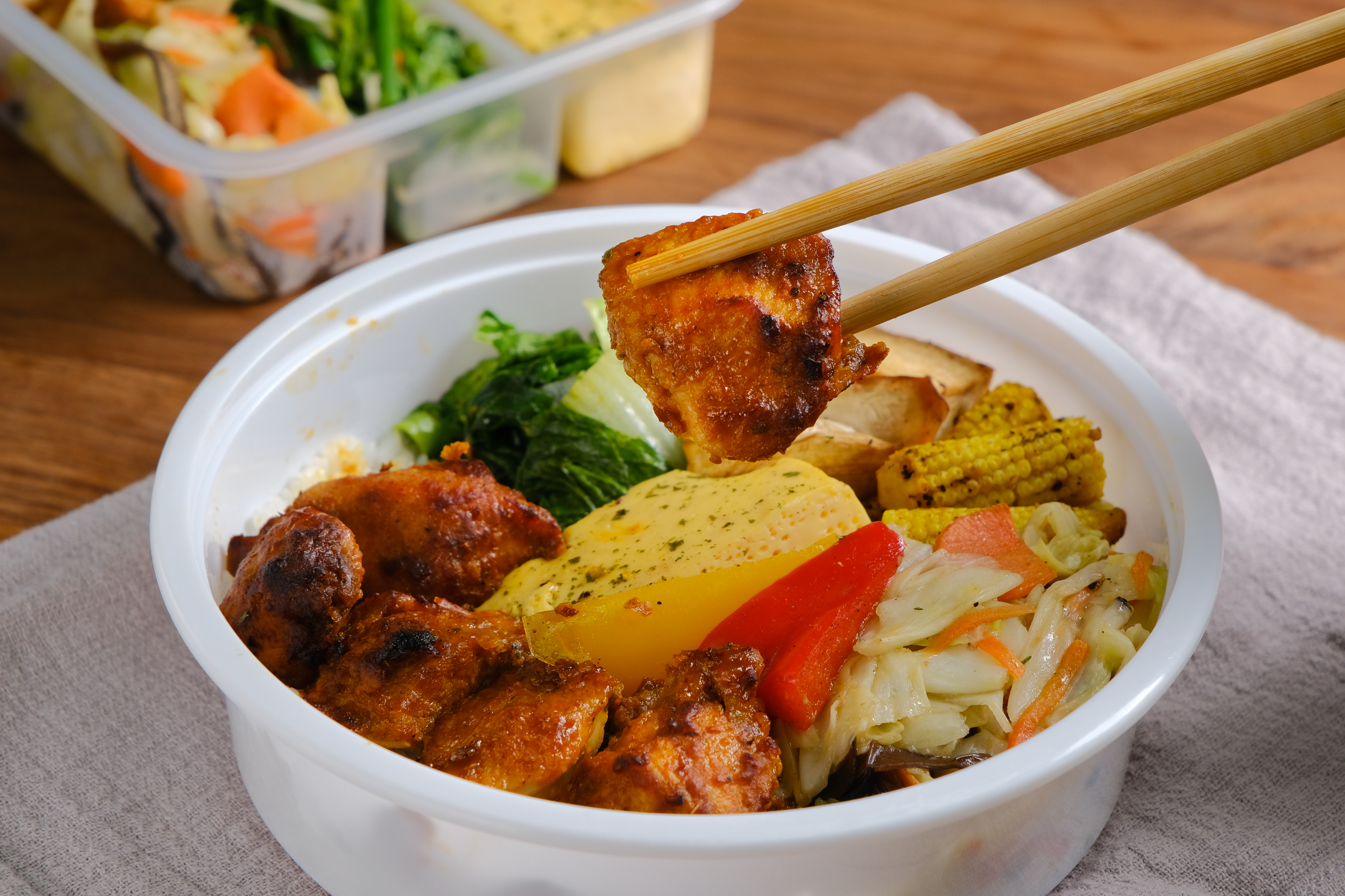 「坦都里香料雞餐」雞胸肉塊有濃郁印度香料味，因為先用優酪乳醃漬過，肉質特別軟嫩。（85元／份） 