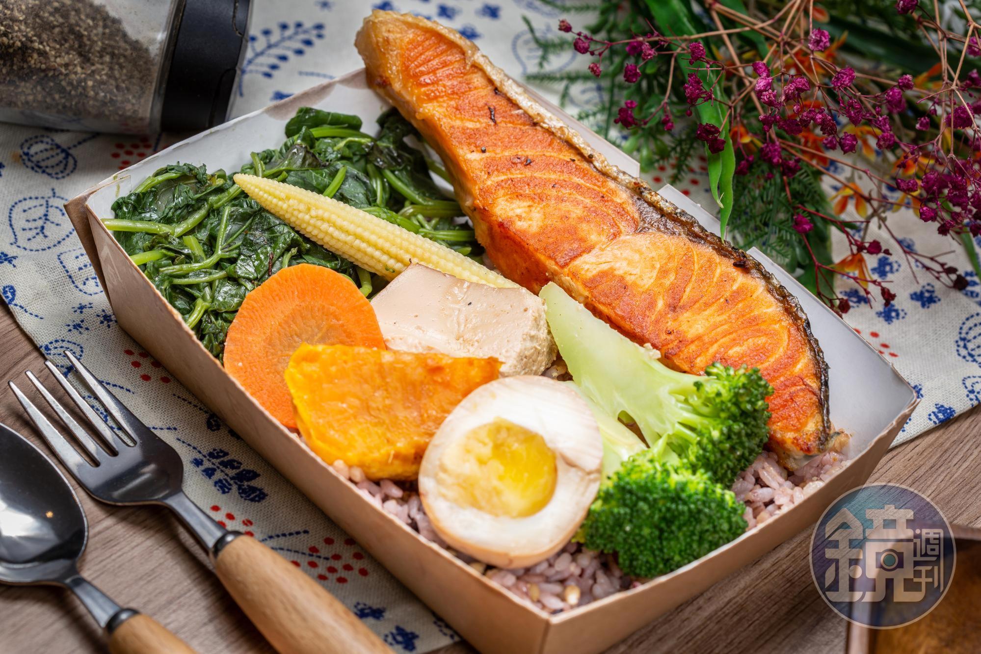 「鮭魚輕便當」魚肉香嫩,蔬菜保有甜分,半熟溏心蛋吃得到膏稠蛋黃,十穀飯香Q,分量很足。(170元/份)