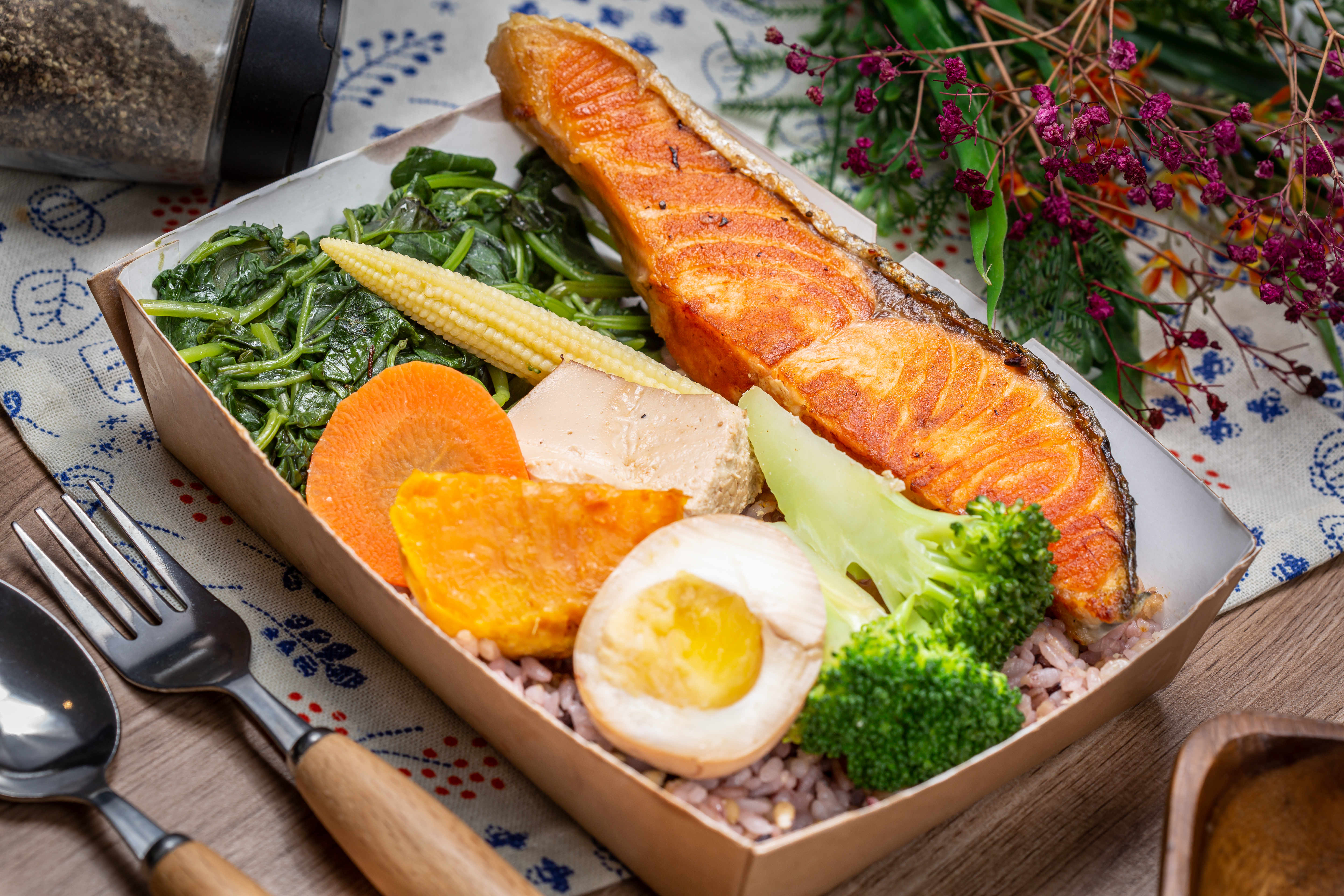 「鮭魚輕便當」魚肉香嫩，蔬菜保有甜分，半熟溏心蛋吃得到膏稠蛋黃，十穀飯香Ｑ，分量很足。（170元／份）