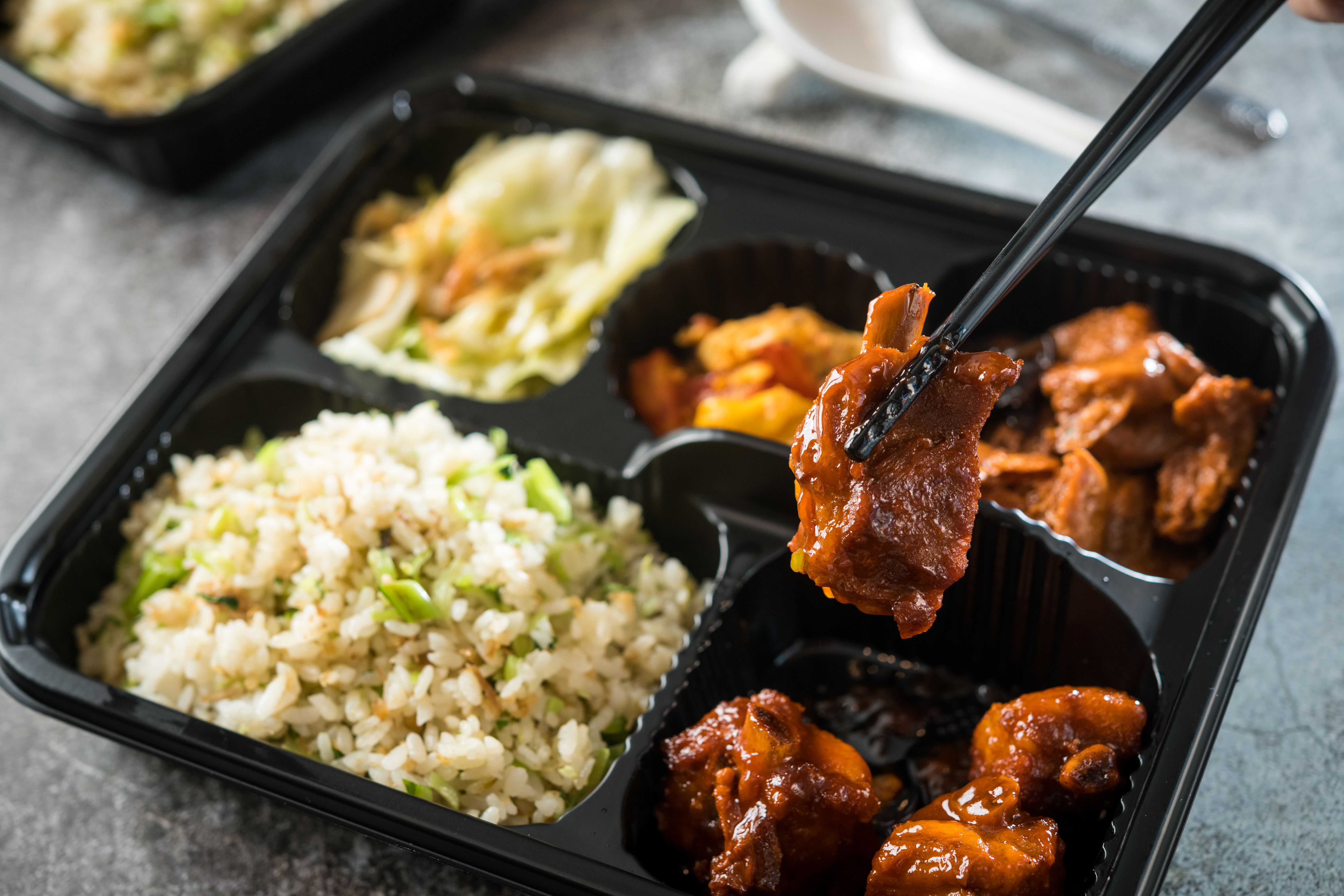 「無錫排骨餐盒」排骨肉裹著鹹中帶甘的醬汁，入味卻不死鹹，口感很有彈性。（250元／份）