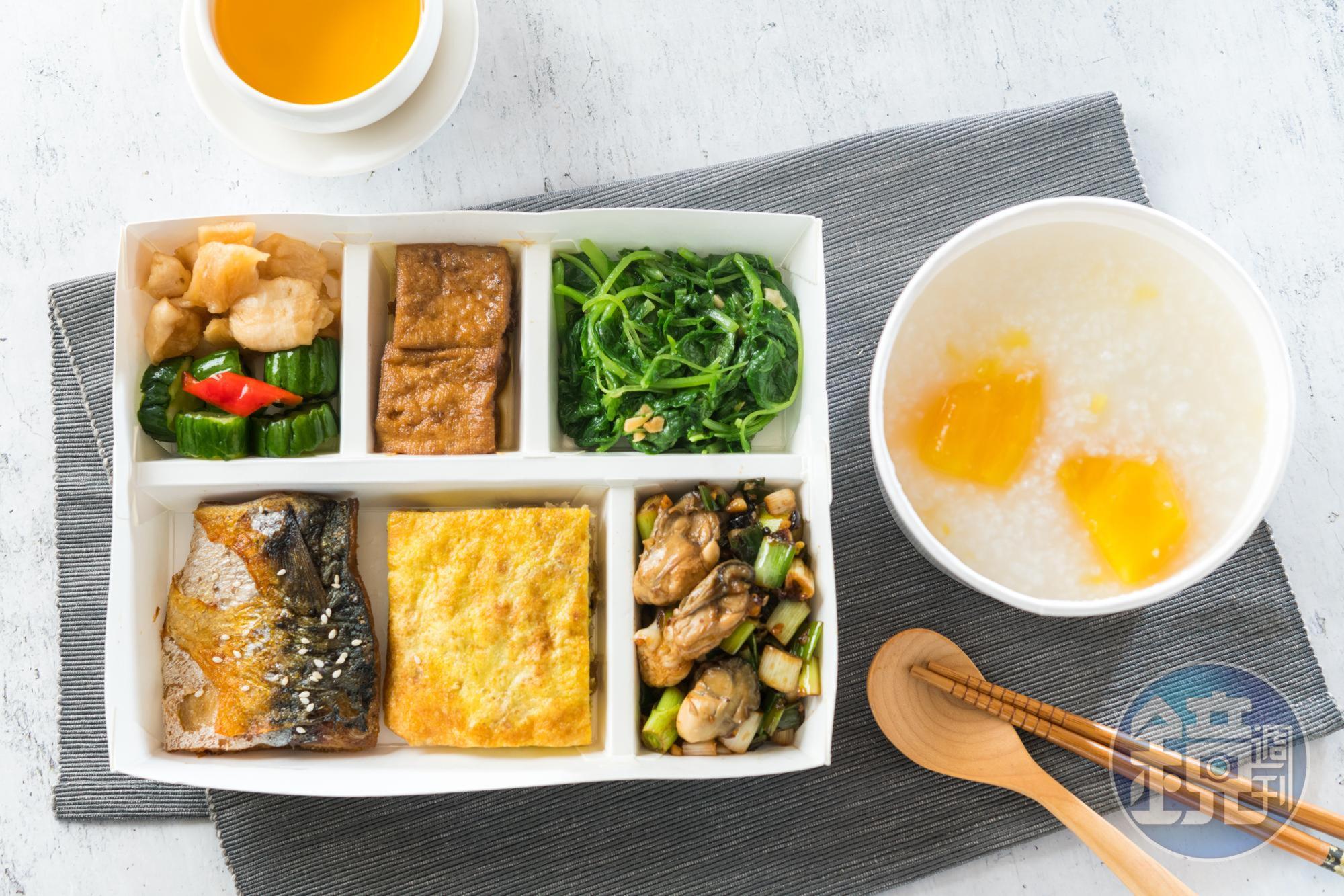 只在忠孝店販售的「地瓜粥餐盒」,有鹹鮮的鯖魚片、蔭豉蚵,以及煎得噴香的菜脯蛋、滷豆腐,與粥一起吃,特別開胃。(160元/份)