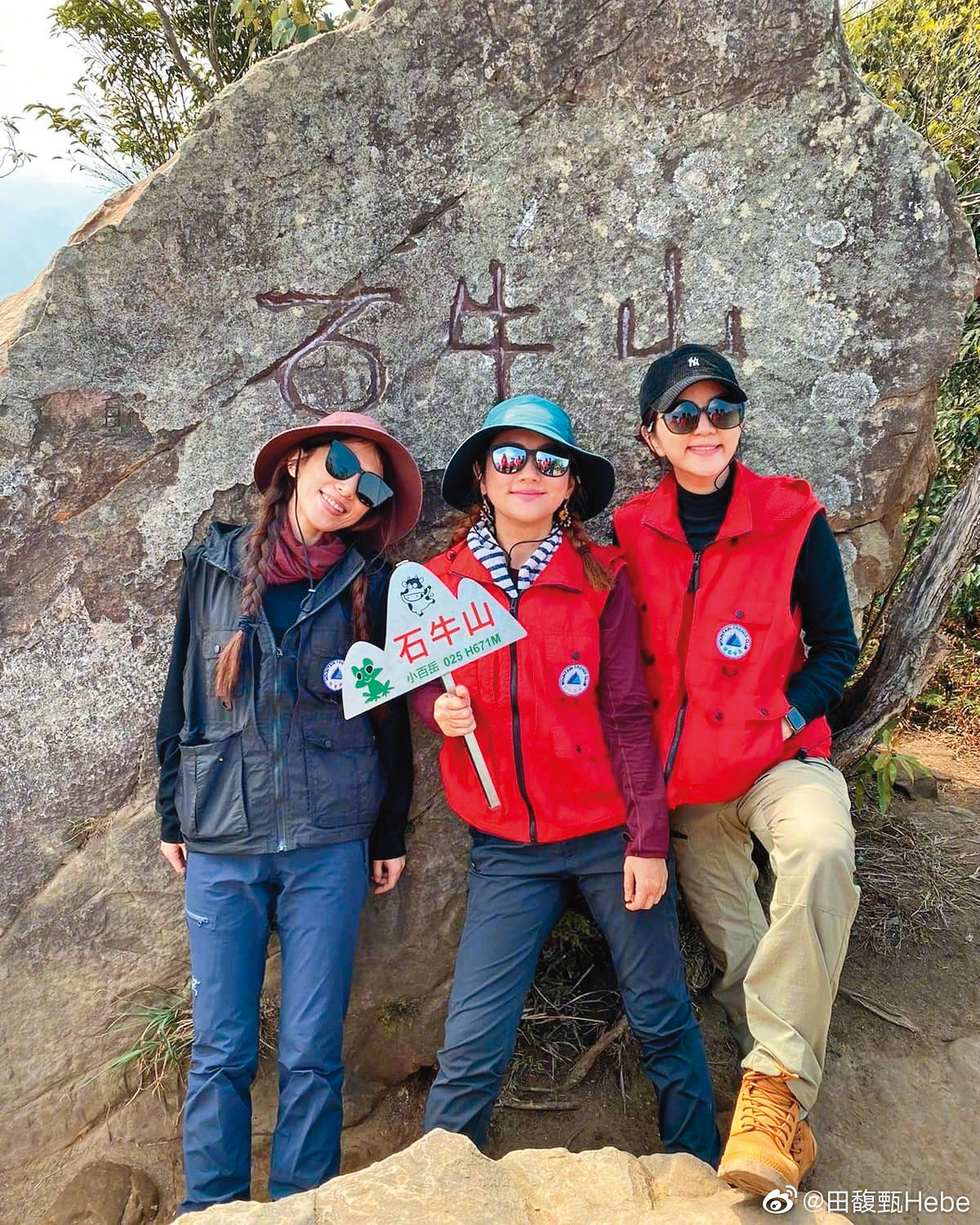 Hebe（左）熱衷於爬山，好姐妹Selina（中）與Ella（右）也是她的山友之一。（翻攝自Hebe微博）