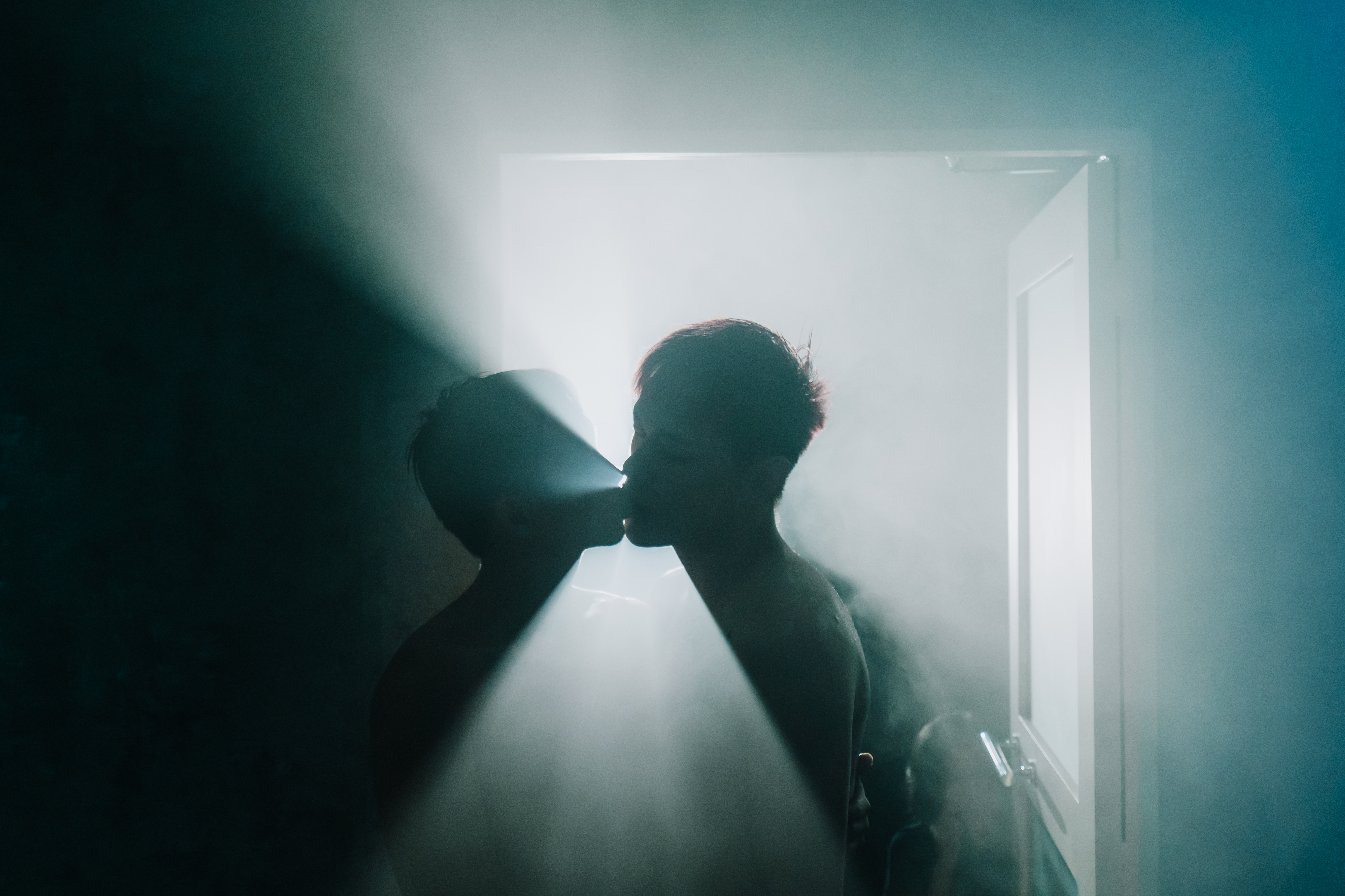 劇場導演周東彥的創作脈絡圍繞 LGBTQ 議題，首部VR短片《霧中》以男同志情欲為主題。（高雄電影館提供）