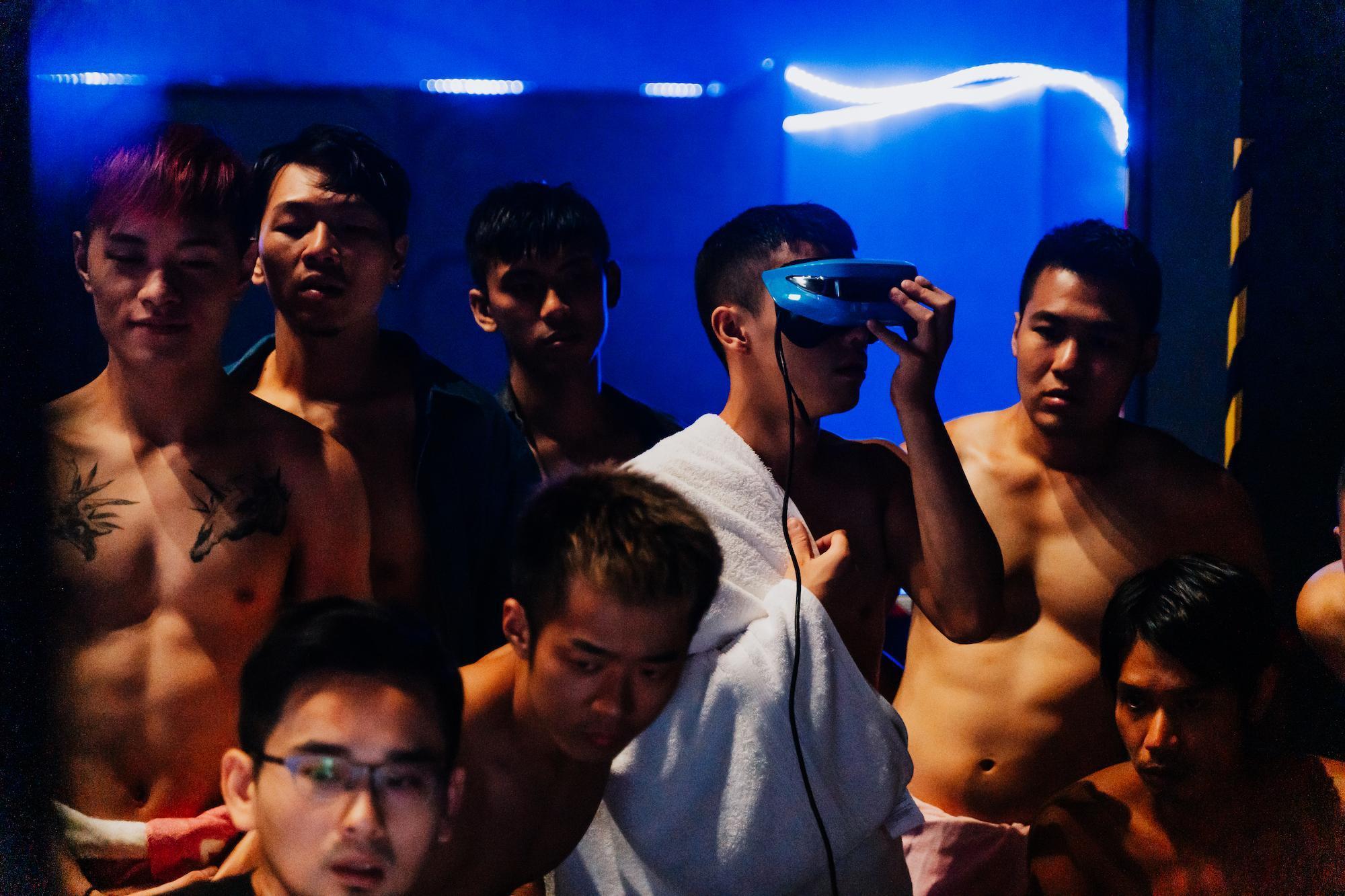 新媒體劇場導演周東彥(左下角戴眼鏡者)在VR作品《霧中》呈現同志三溫暖的景象,排練加拍攝只花了3天時間。(高雄電影館提供)