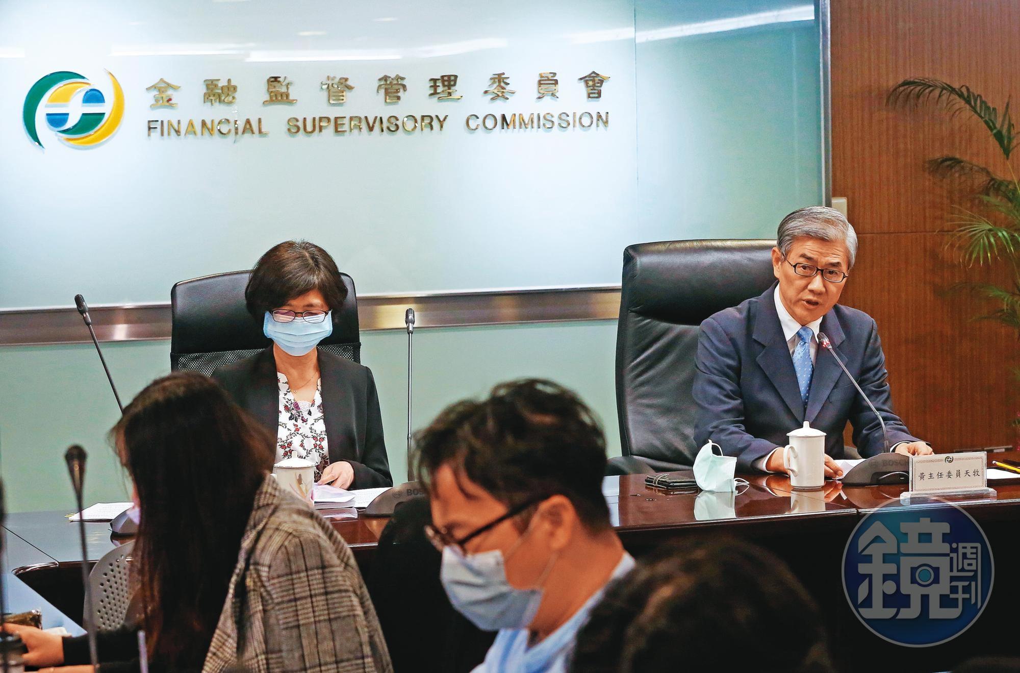DR股和KY股在上市審議時,主管機關都會要求簽署下市時董事必須買回的保障條款。右為金管會主委黃天牧。