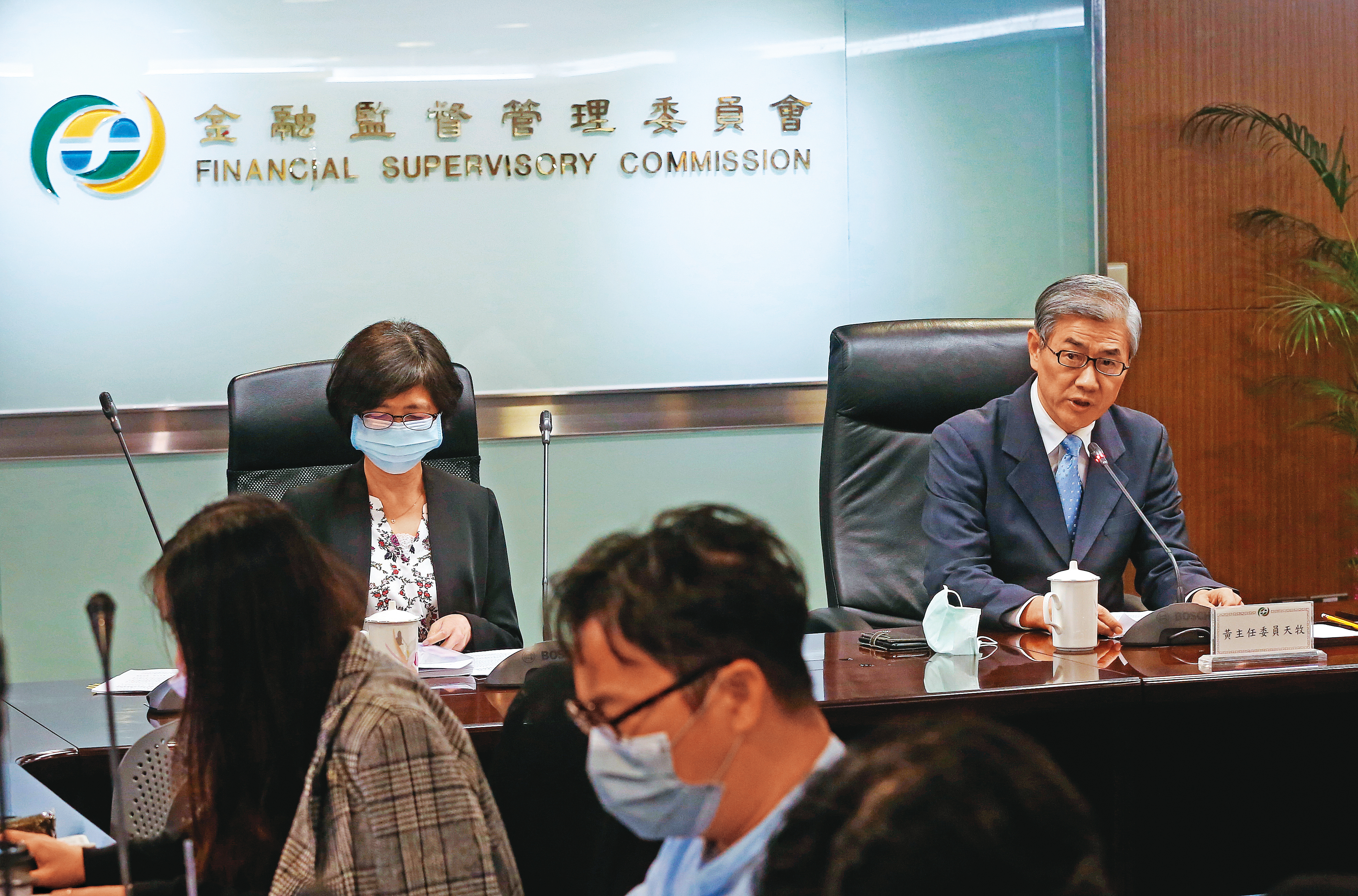 不論是DR還是KY股，每一家在上市審議的時候，主管機關都會要求對方簽署下市時董事必須買回的保障條款，圖為金管會主委黃天牧。