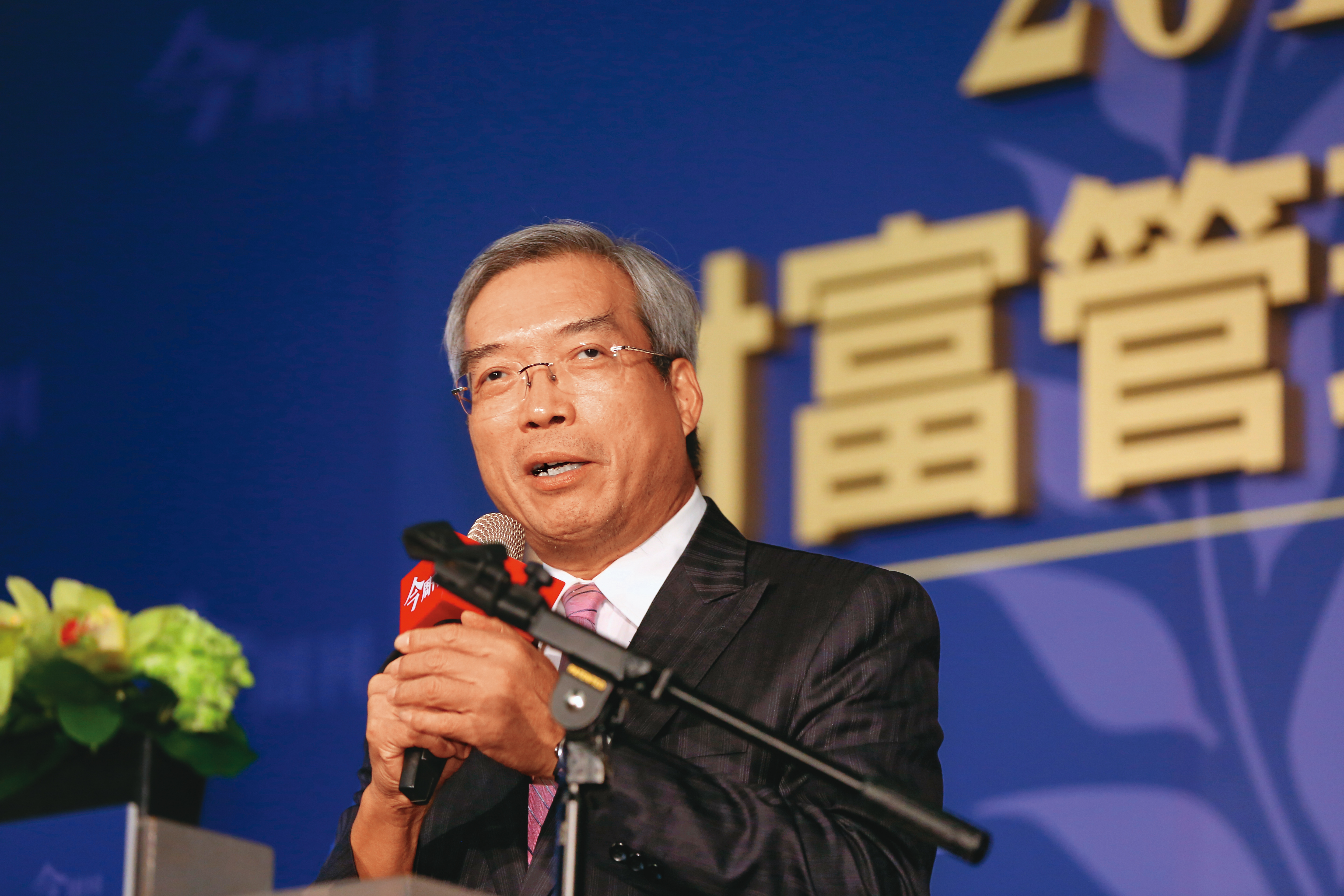 謝金河在臉書上貼文自曝，曾經指示財務部門認購20萬股杜康-DR，想不到杜康掛牌上市後一路下跌，後來只好認賠殺出。