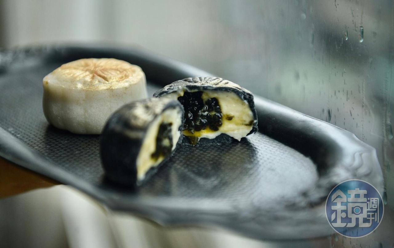 「Royal Caviar Club皇籽匯-皇家魚子醬俱樂部」的奢華魚子醬月餅,香滑奶餡裡的魚子醬鹹味隱約,貴氣嬌奢。