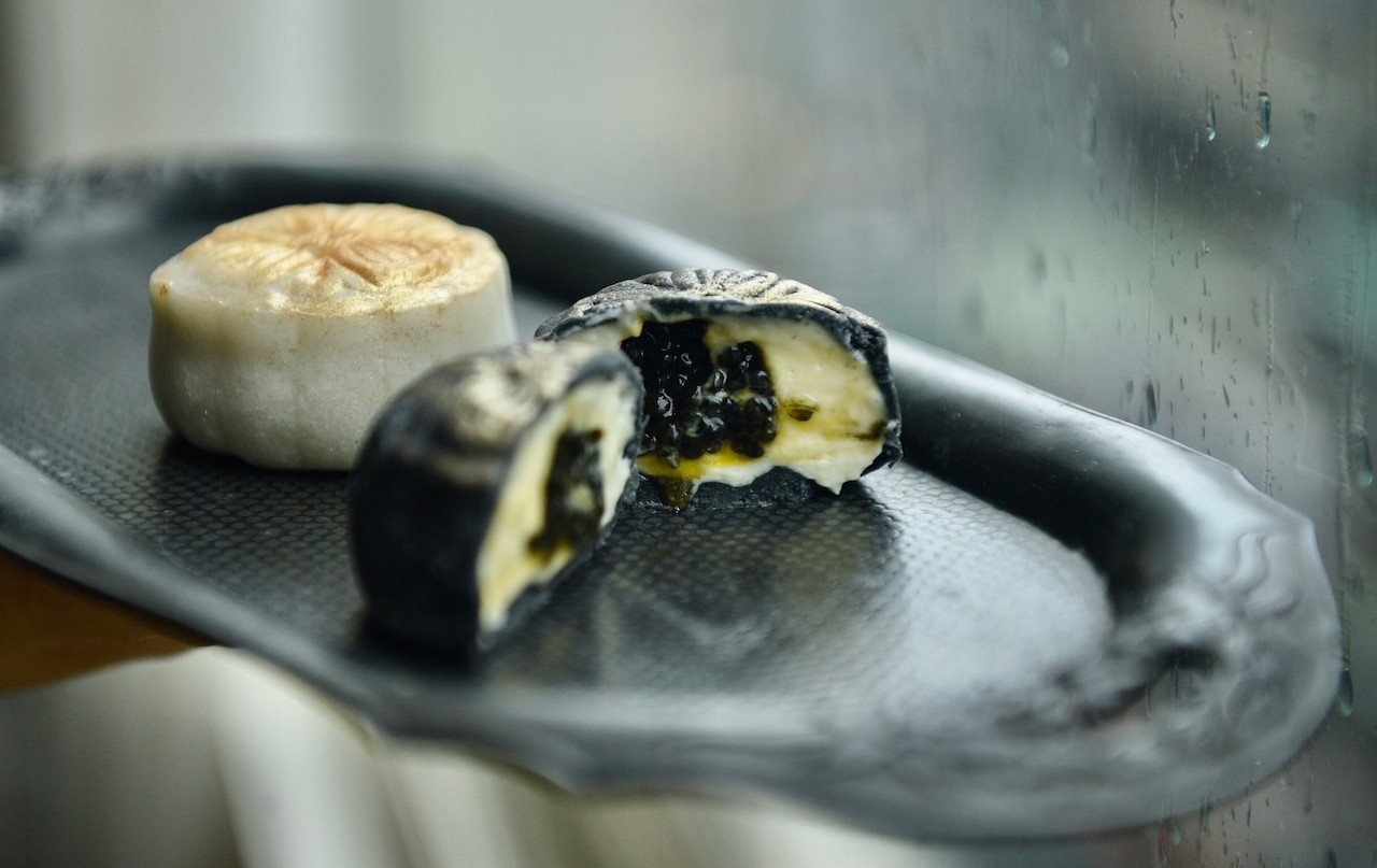 「Royal Caviar Club皇籽匯-皇家魚子醬俱樂部」的奢華魚子醬月餅，香滑奶餡裡的魚子醬鹹味隱約，貴氣嬌奢。