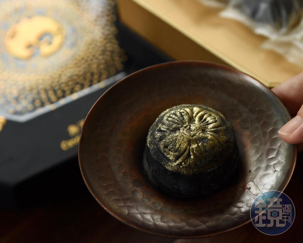 點上金粉的魚子醬月餅造型有如珠寶。