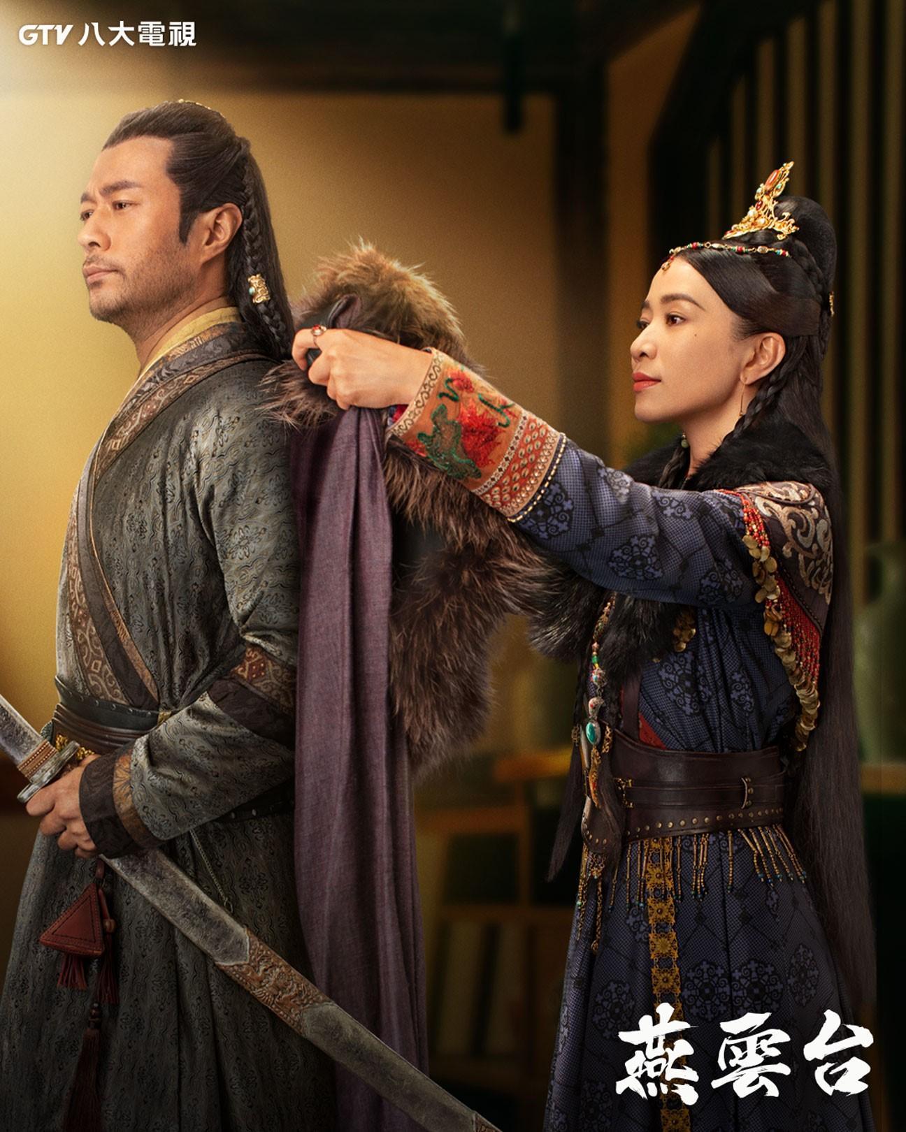 佘詩曼(右)在《燕雲台》中為救妹被迫給譚凱(左),因禍得福備受寵愛、疼惜。(八大提供)