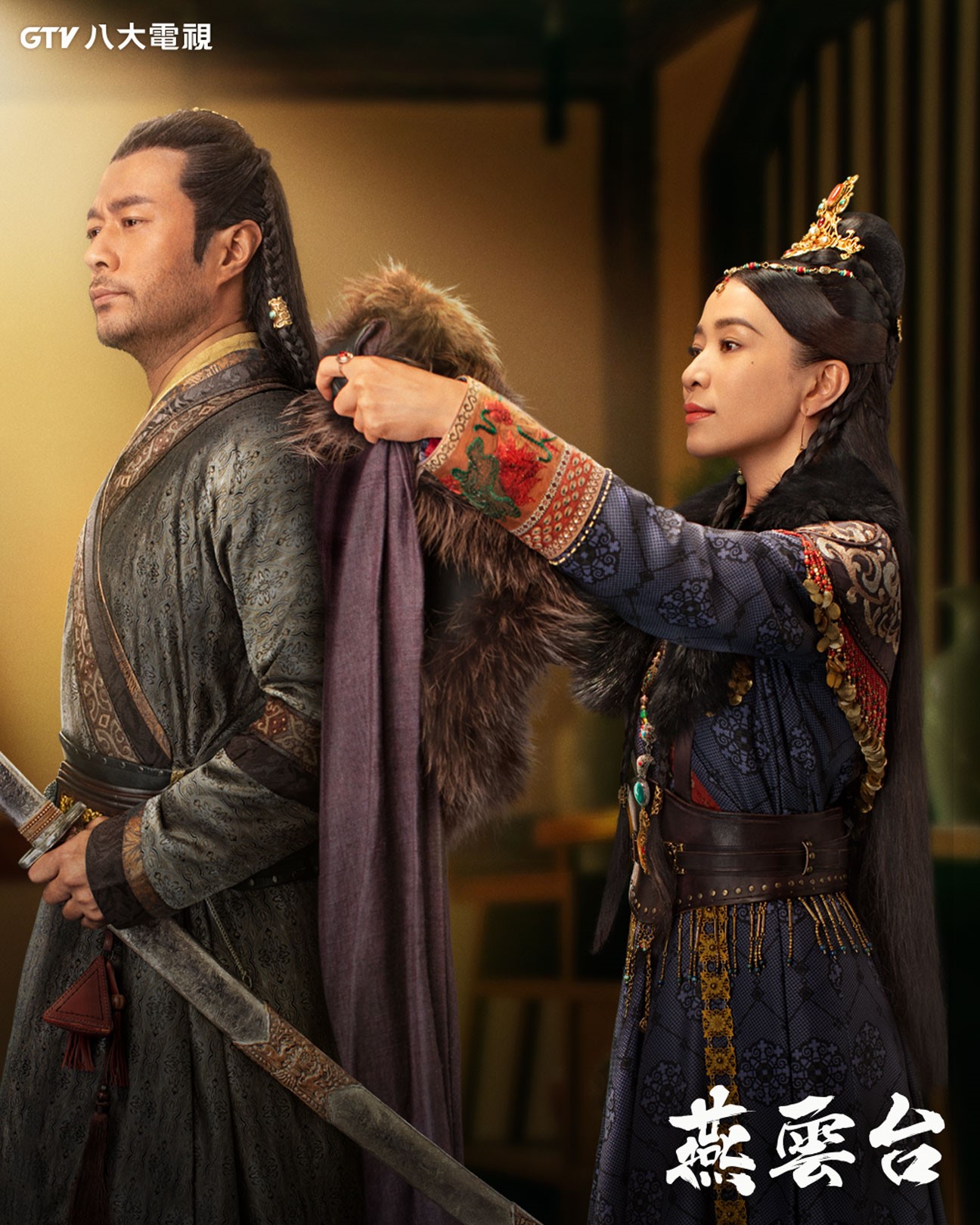 佘詩曼(右)在《燕雲台》中為救妹被迫給譚凱(左),因禍得福備受寵愛、疼惜。(八大提供)