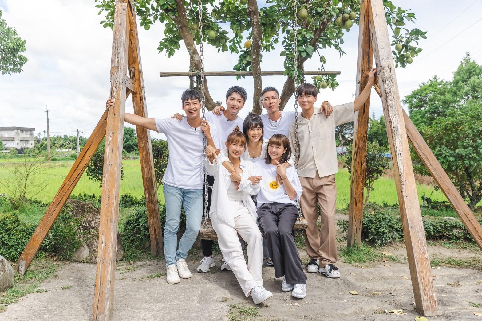 《全明星觀察中》找來（後左起）林敬倫、江宏傑、小春、吳思賢與（前左起）黃沐妍、大元及粿粿一起14同居生活。（台視提供）
