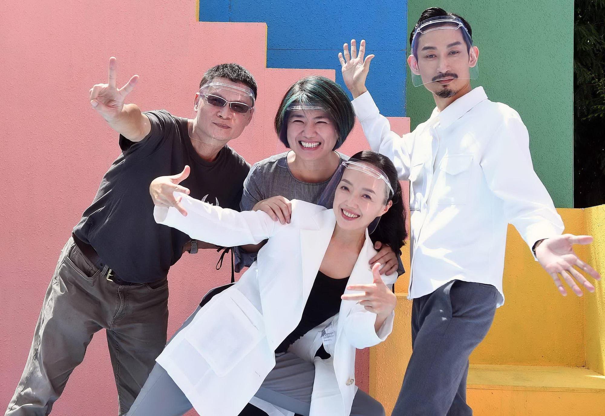 陳長綸(左一)透露陳竹昇(右一)力薦許芳宜(前)加盟演出根本是自肥。(華視、CATCHPLAY提供)