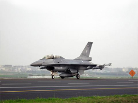 漢光預演出意外，今（31日）早一架F-16戰機在降落時衝出跑道，機頭插入土裡。圖為F-16示意圖。（翻攝自中華民國空軍網站）