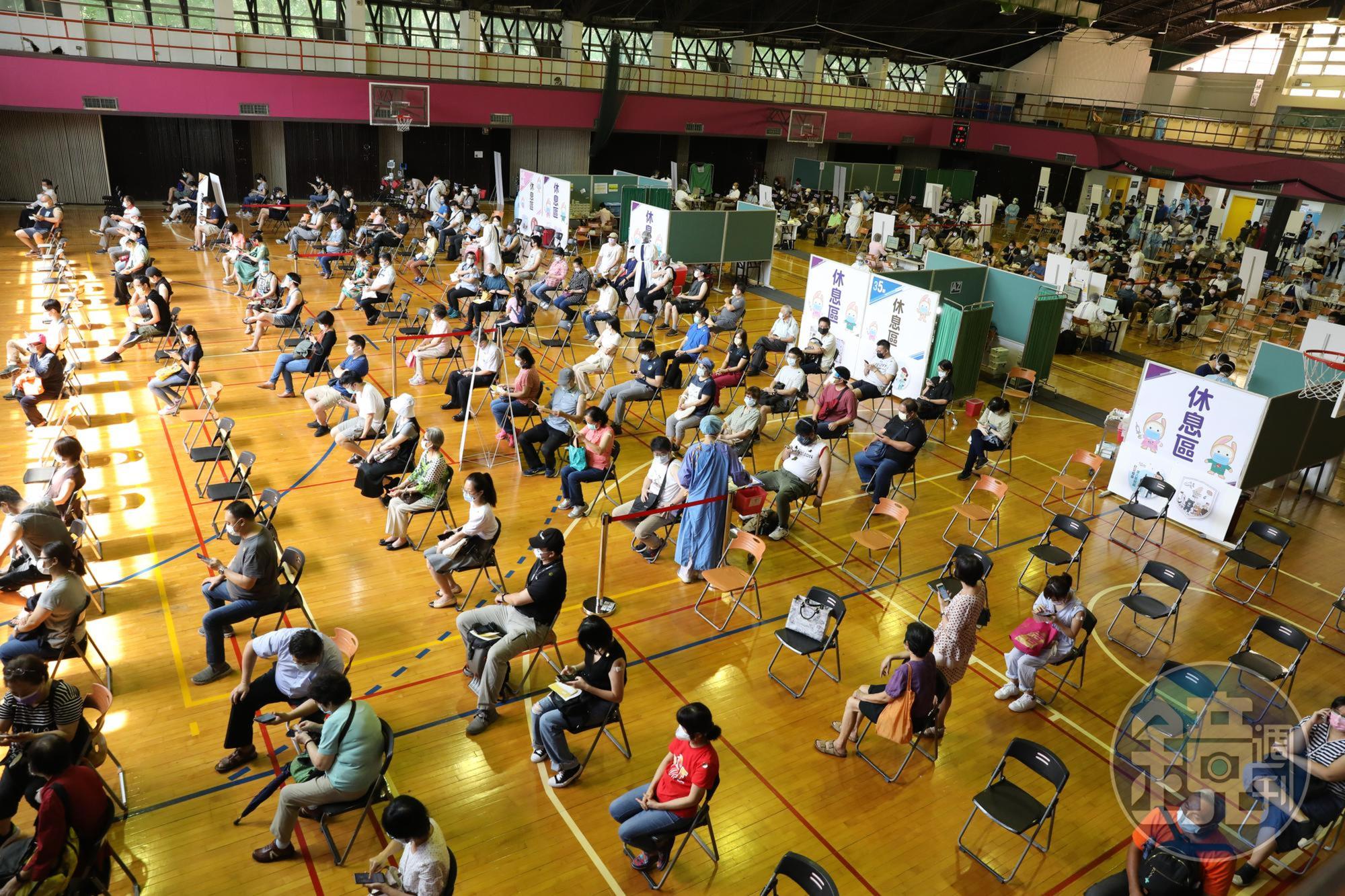 全台疫苗持續擴大施打，目前台灣COVID-19疫苗接種人口涵蓋率達42.63％。